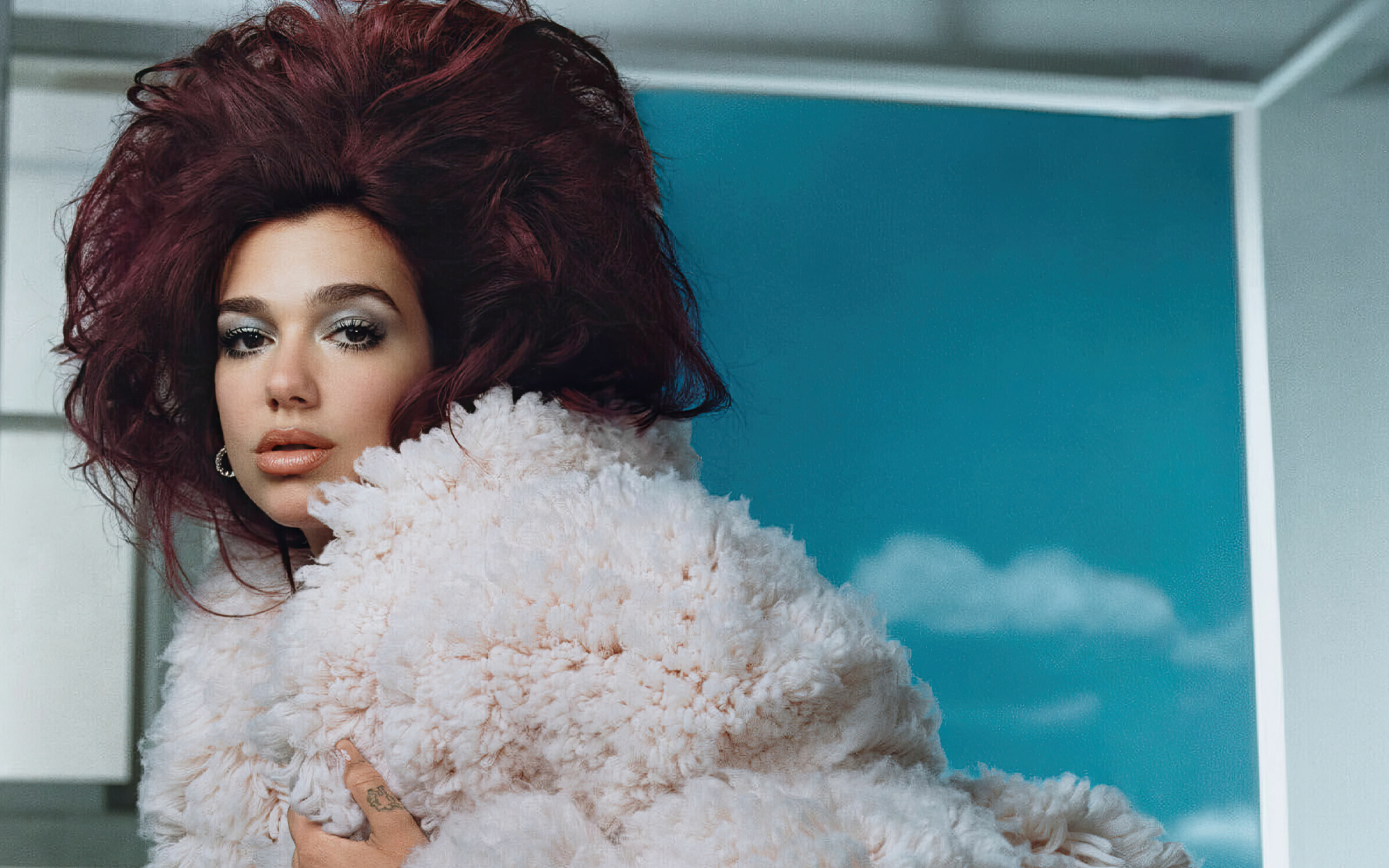 Прическа на голове певицы Дуа Липа