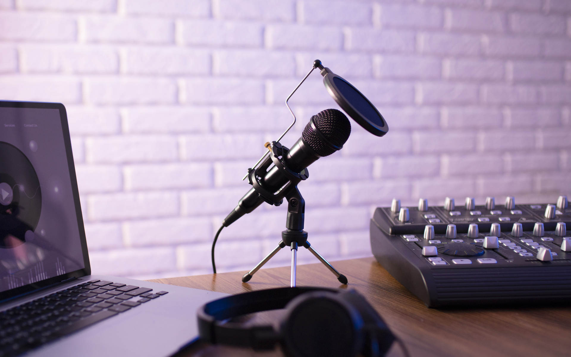 Микрофон на столе с микшером и ноутбуком