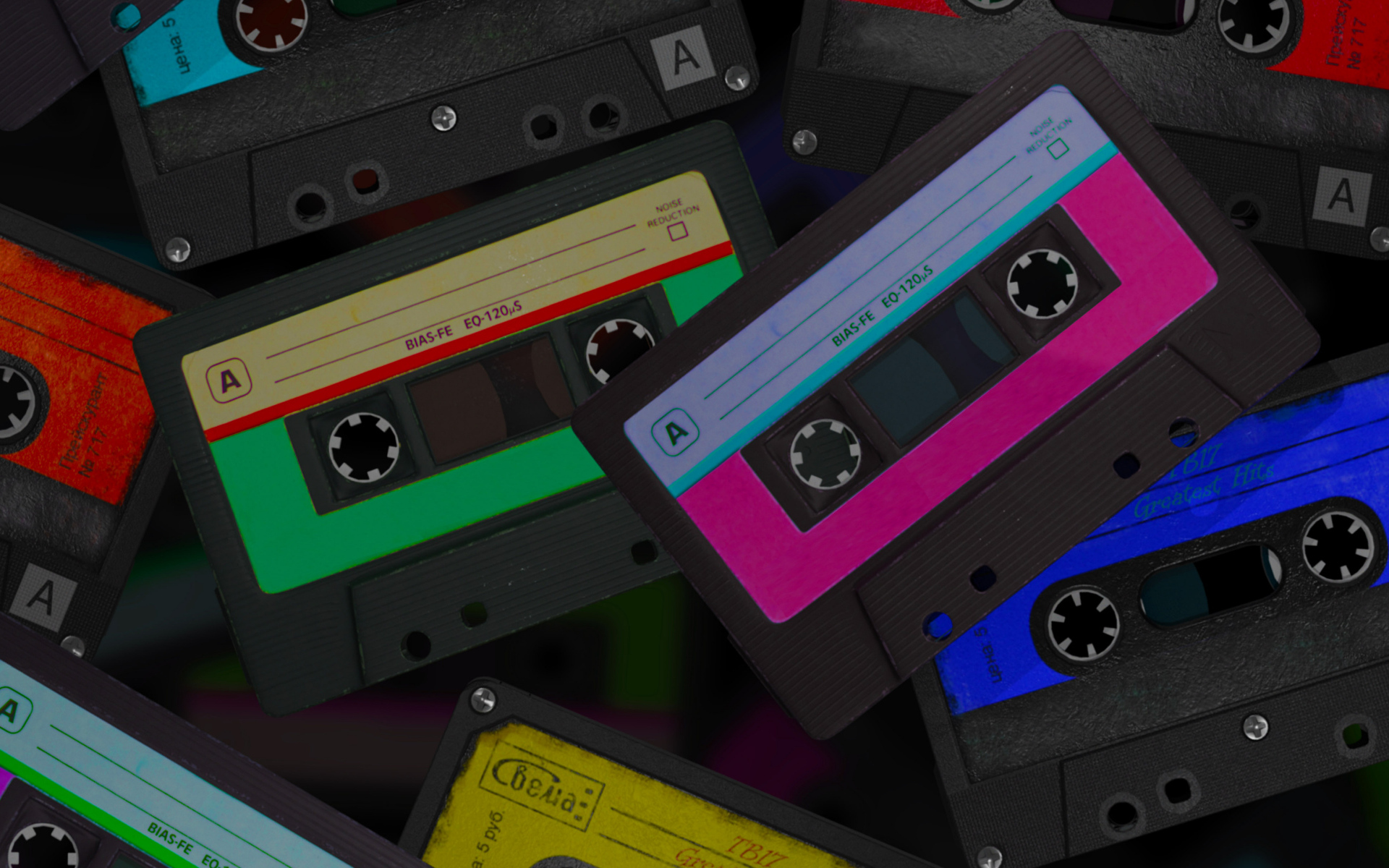 Старые разноцветные магнитофонные кассеты