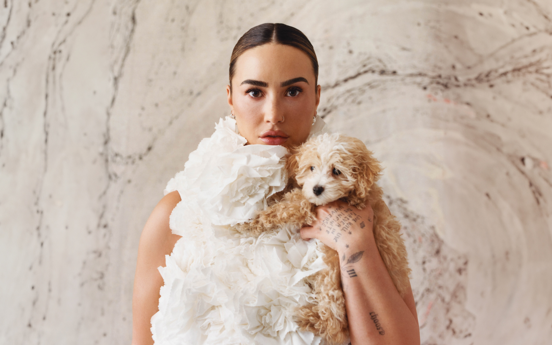 Певица Деми Ловато в белом платье с собакой