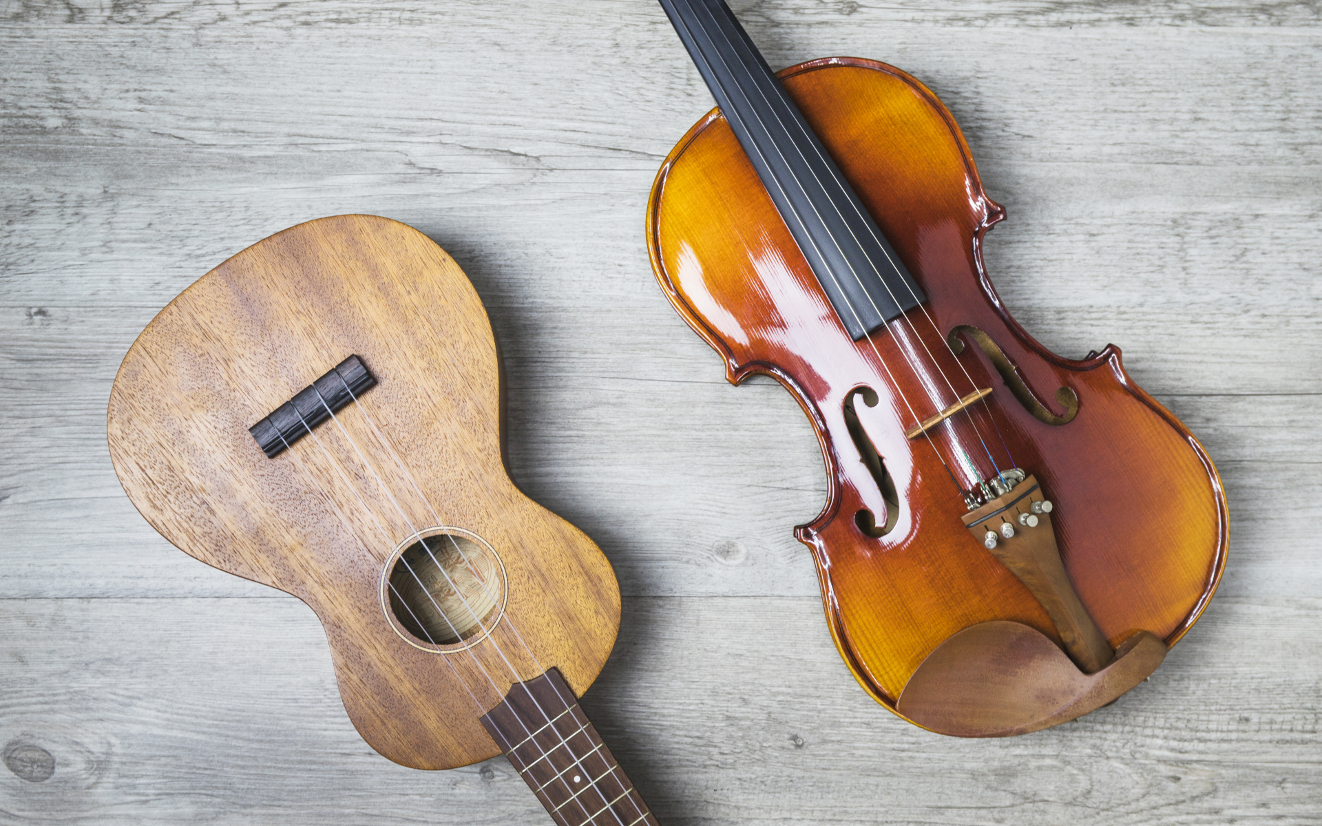 Скрипка и гитара на деревянном столе