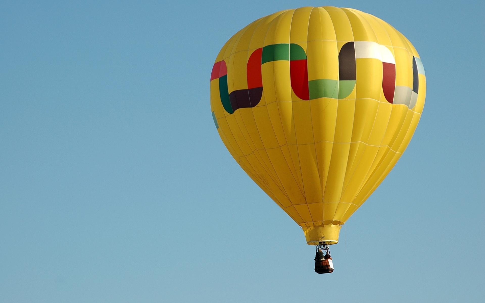Большой желтый воздушный шар в голубом небе