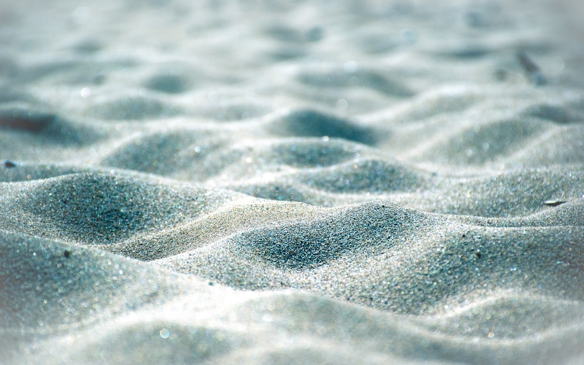 Волнистый песок на пляже у моря