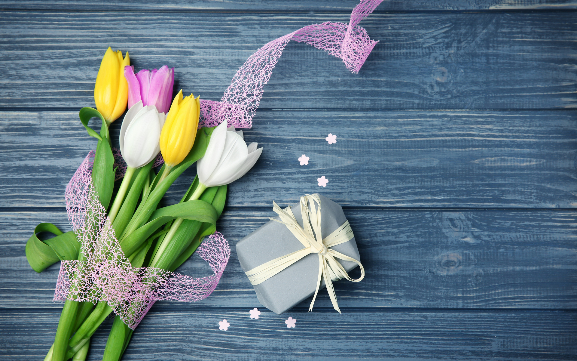 Букет разноцветных тюльпанов с лентой и подарком