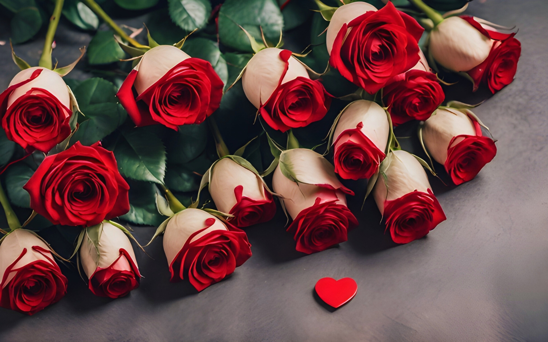 Букет красных роз с сердцем на сером столе