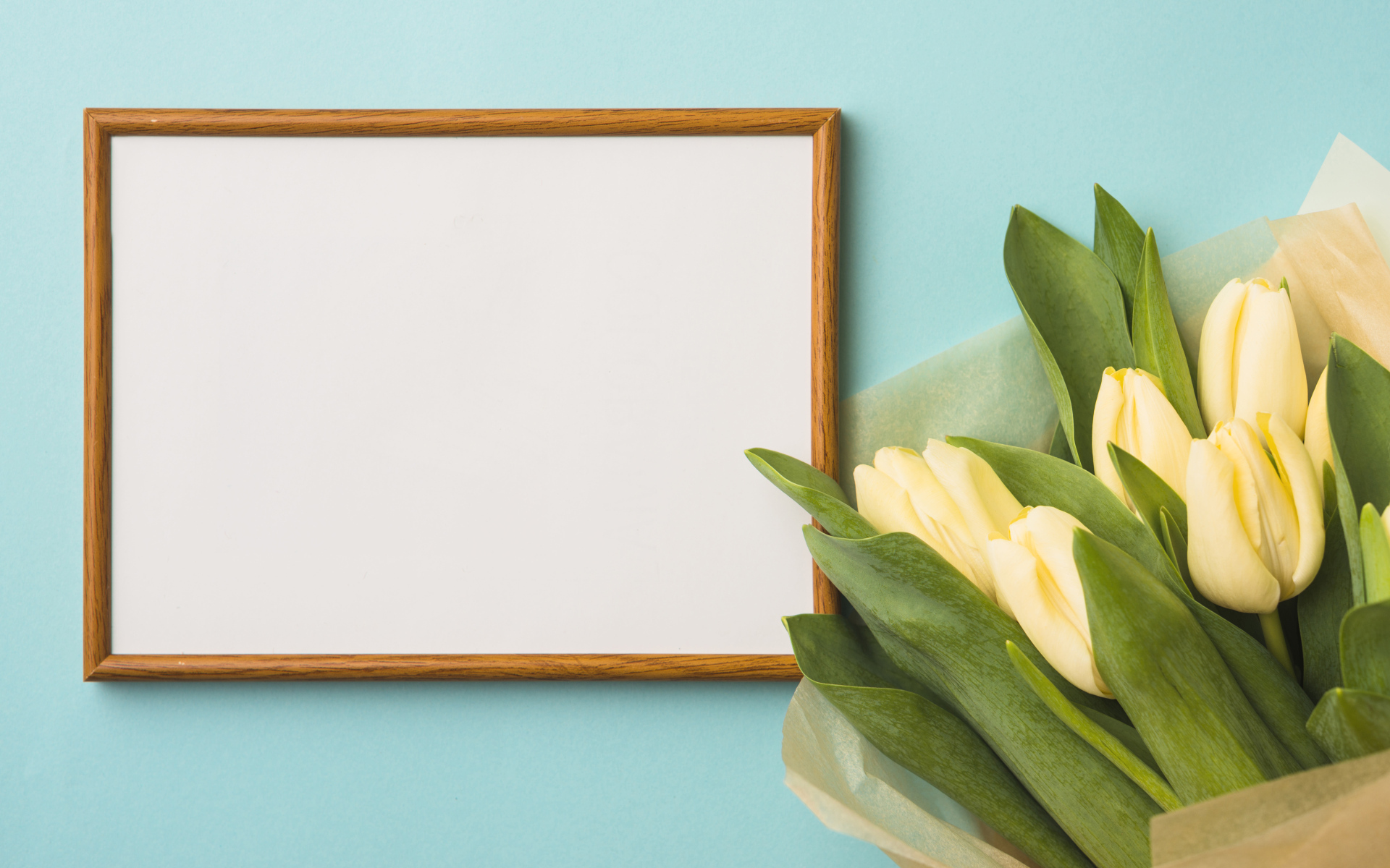 Букет желтых тюльпанов с рамкой на голубом фоне,  шаблон для открытки