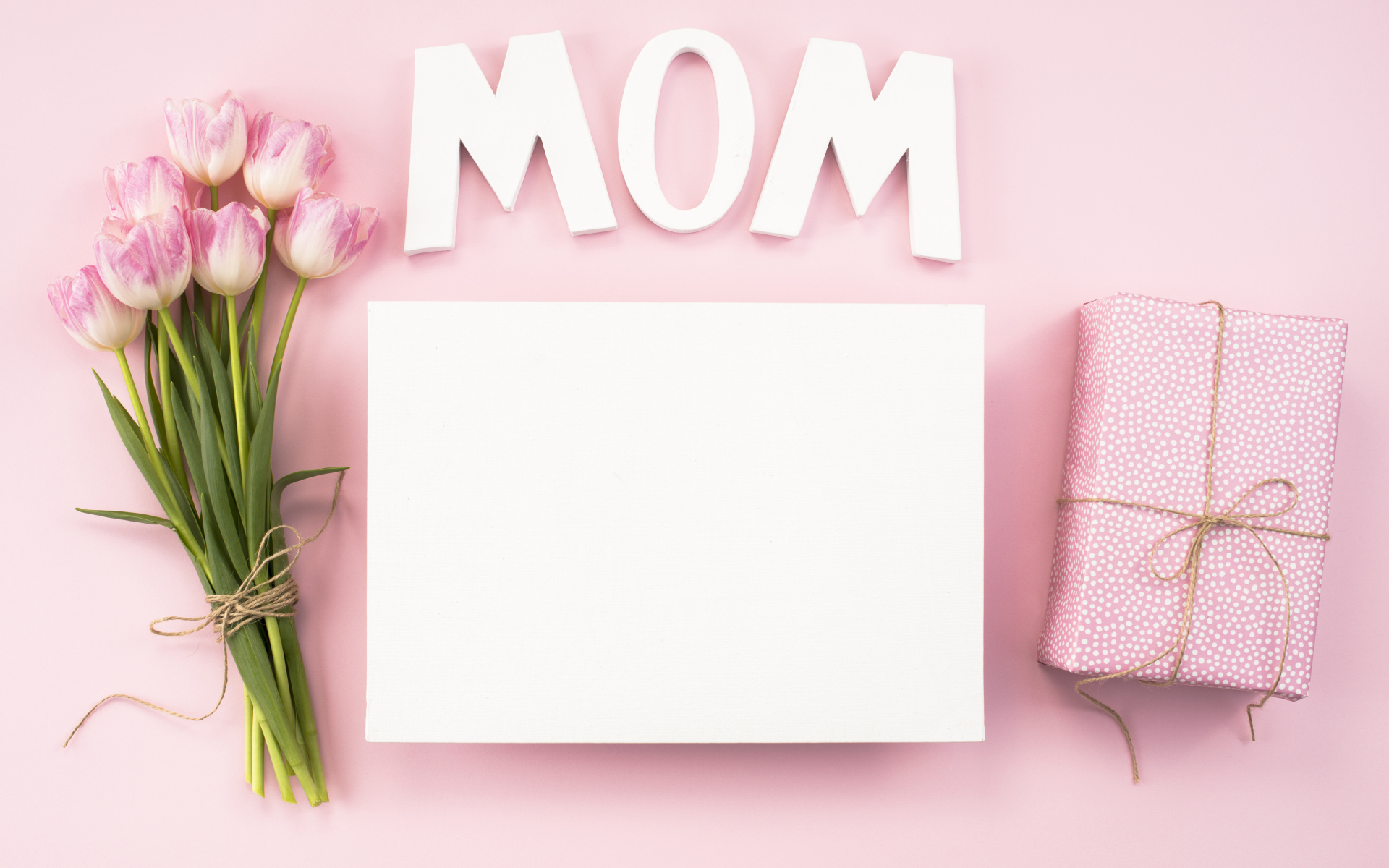 Шаблон открытки для мамы на розовом фоне с тюльпанами