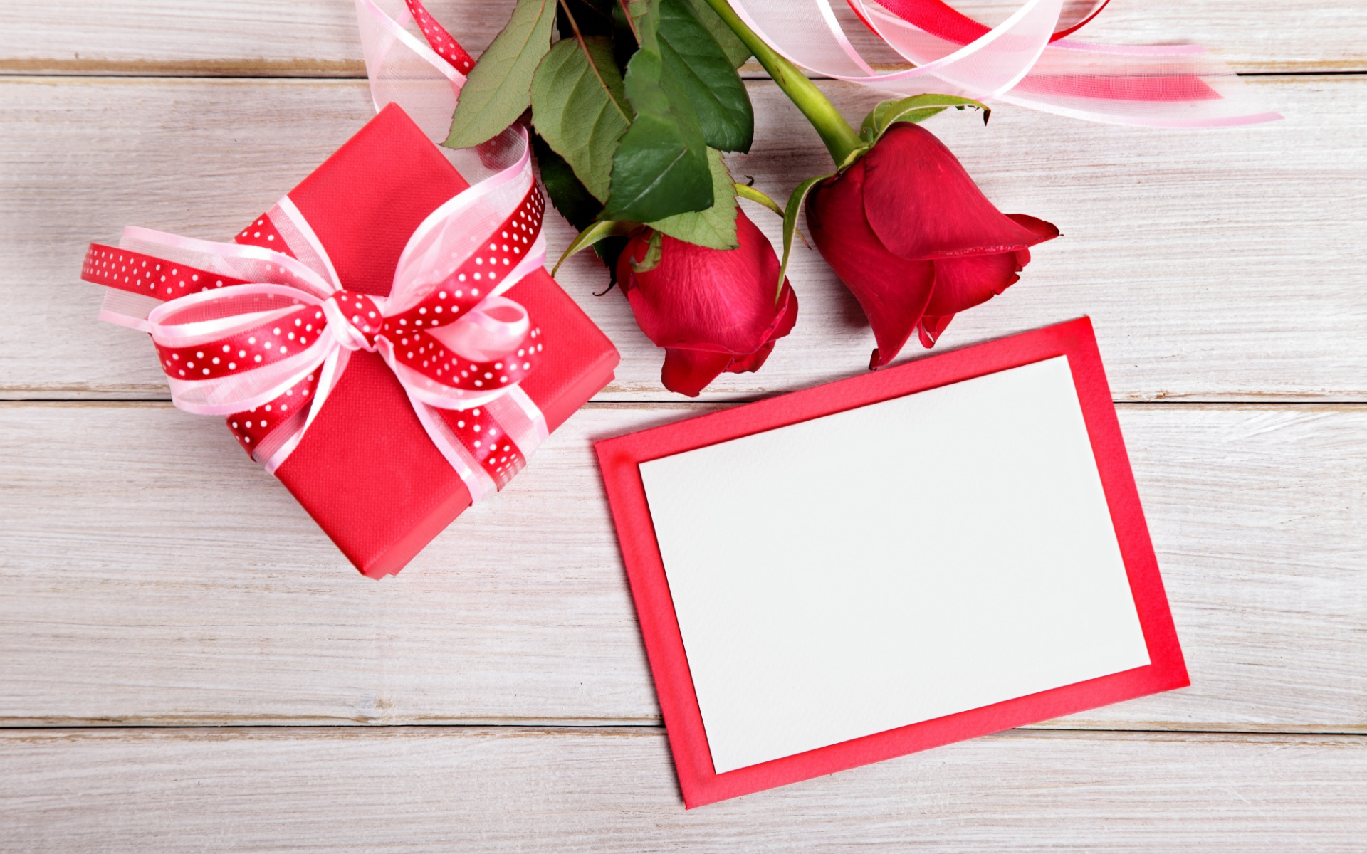 Подарок, рамка для фото и две розы, шаблон для открытки