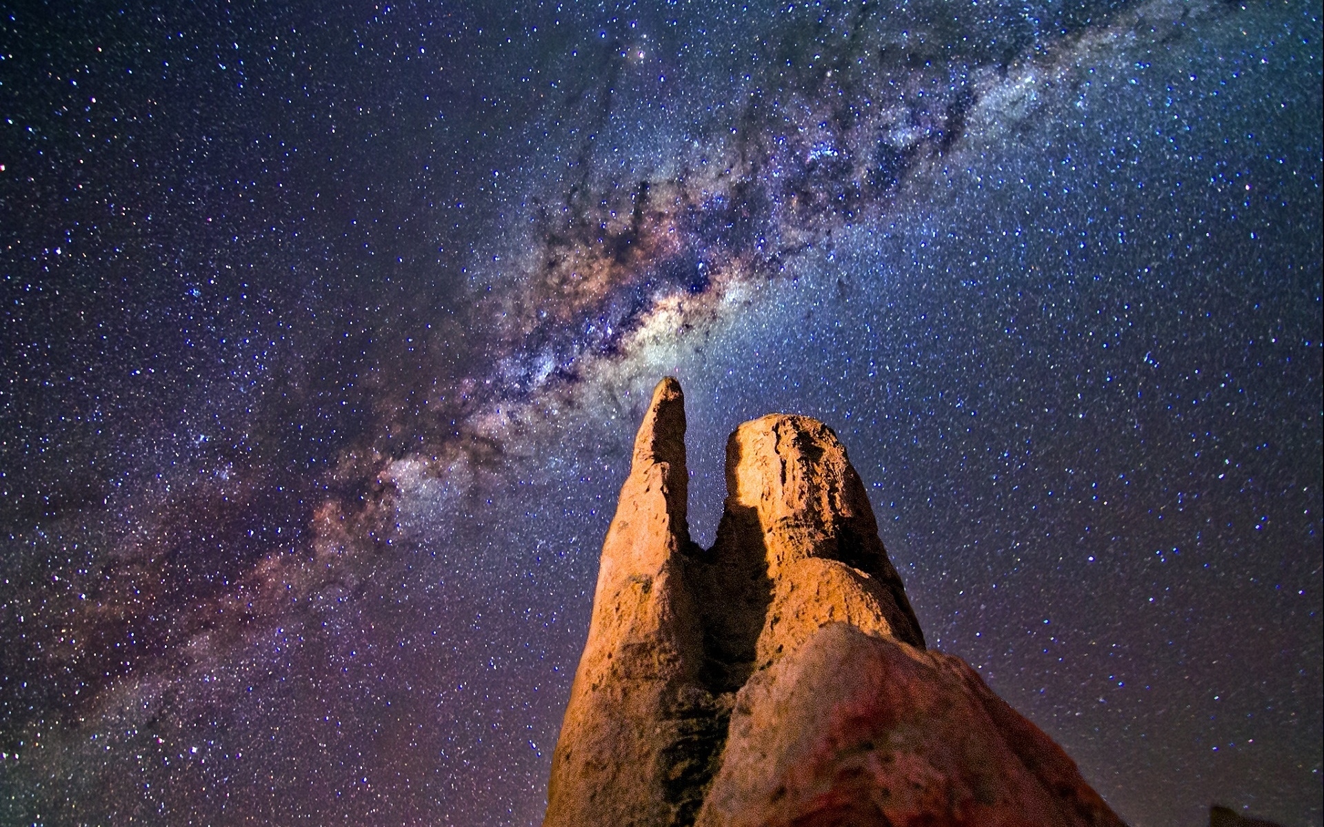 Млечный путь в звездном небе над острой  горной вершиной