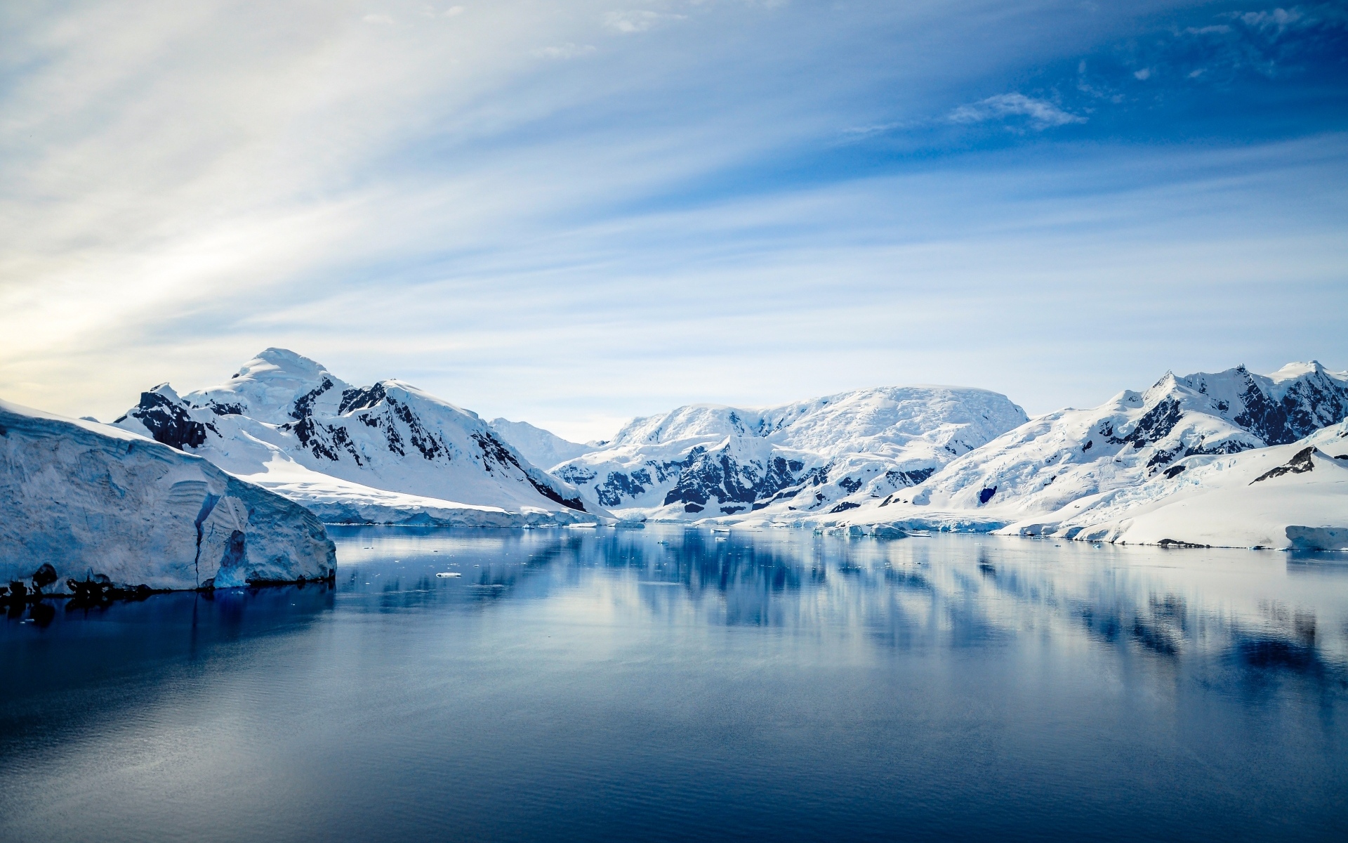 Покрытые холодным белым снегом горы у моря