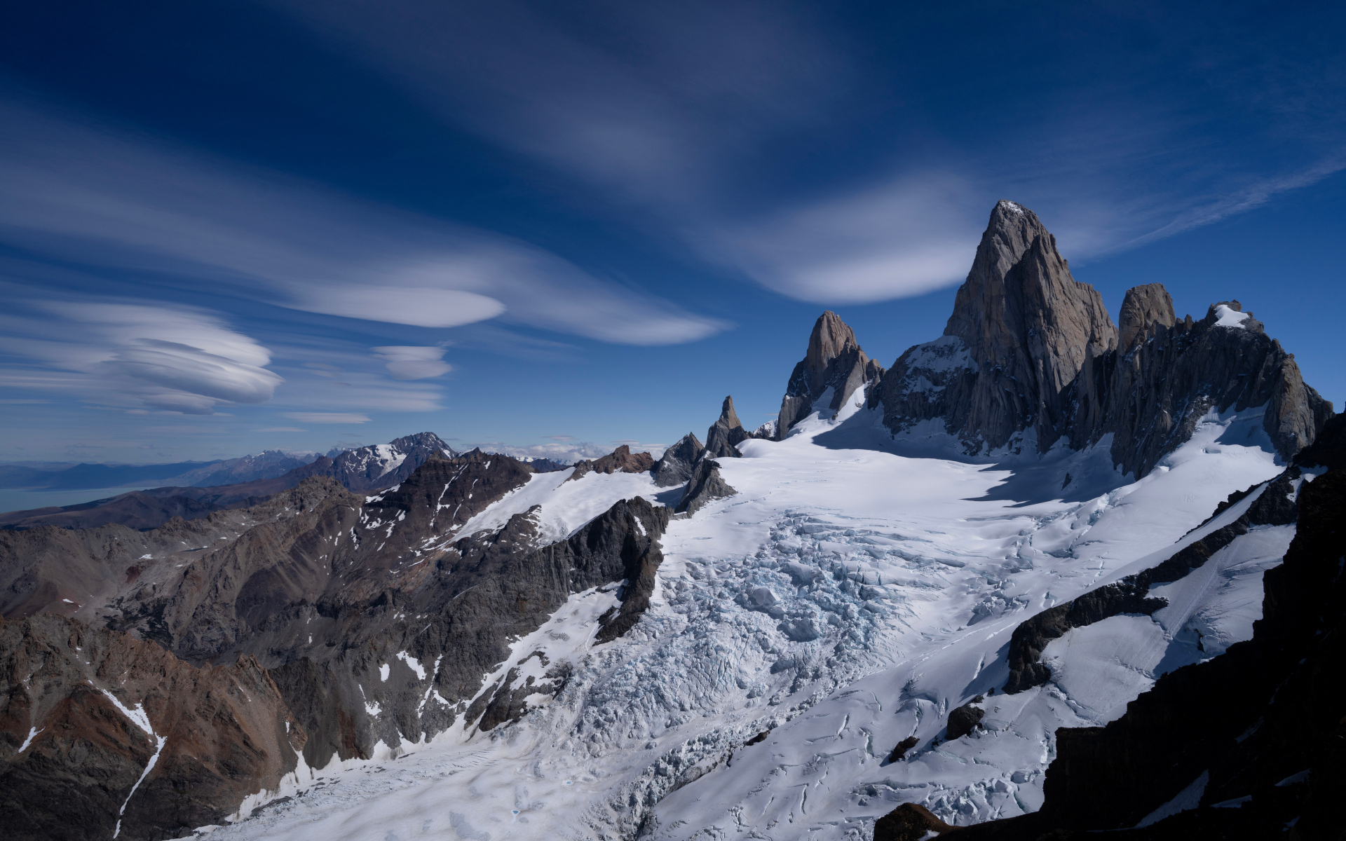 Снег на горной вершине Фицрой под голубым небом, Аргентина