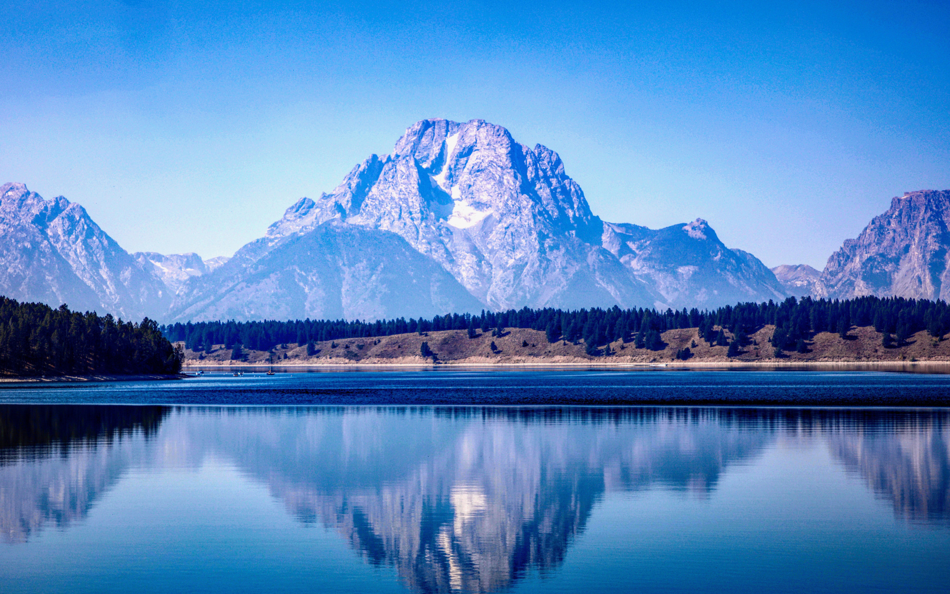 Вид на горную вершину у озера 