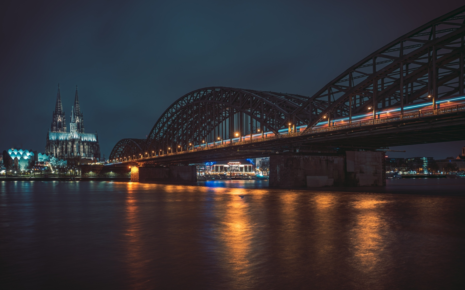 Огни на большом железном мосту через реку