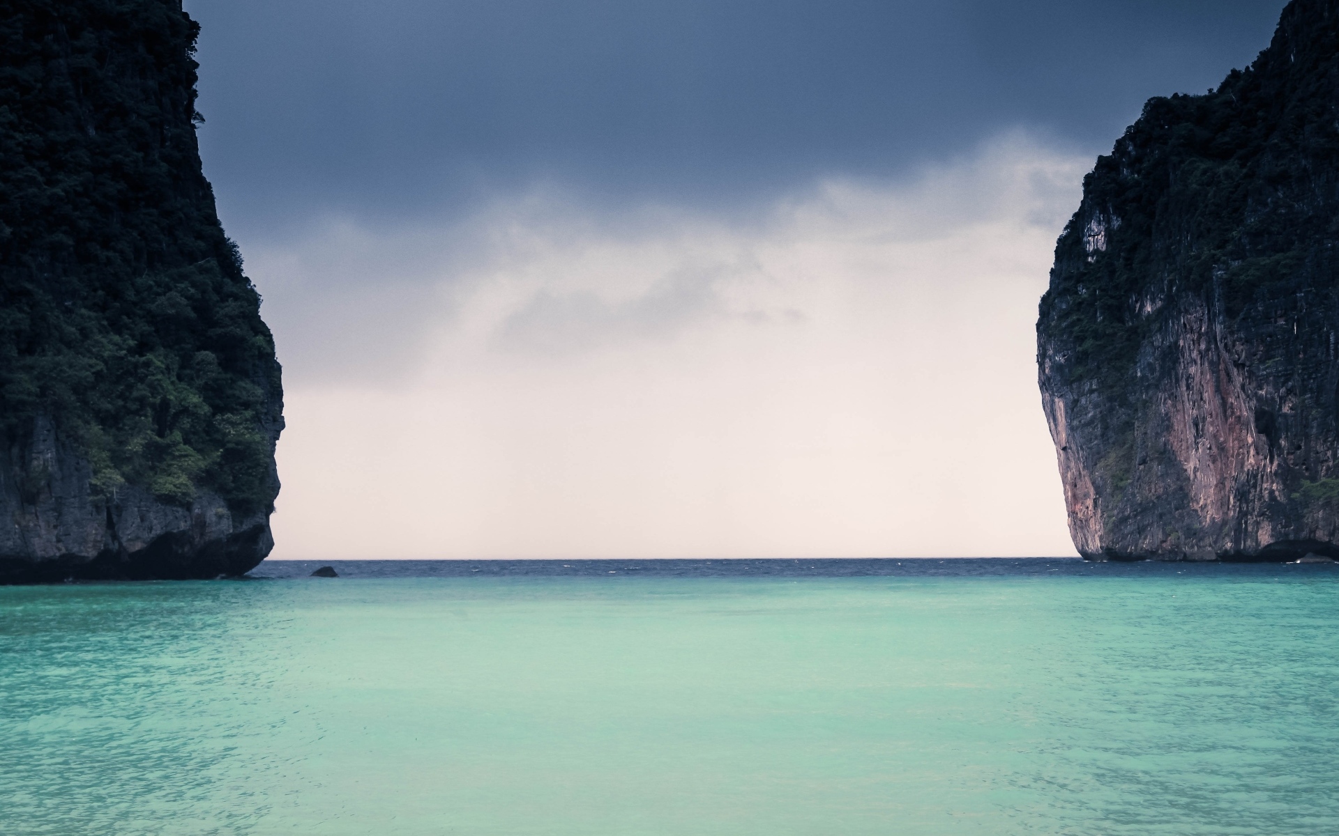 Голубая вода залива между скал