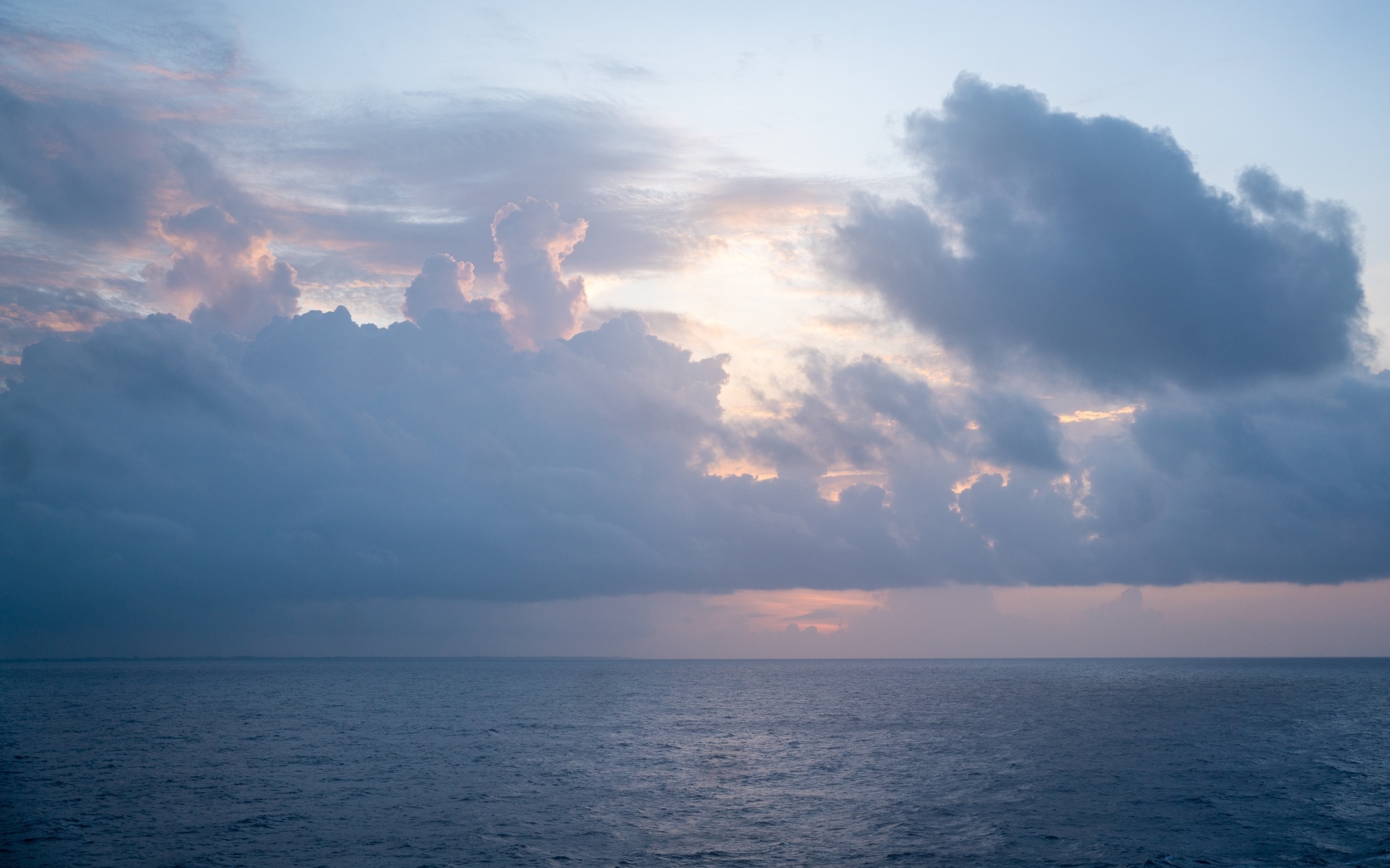 Густые белые облака над морем на рассвете летом