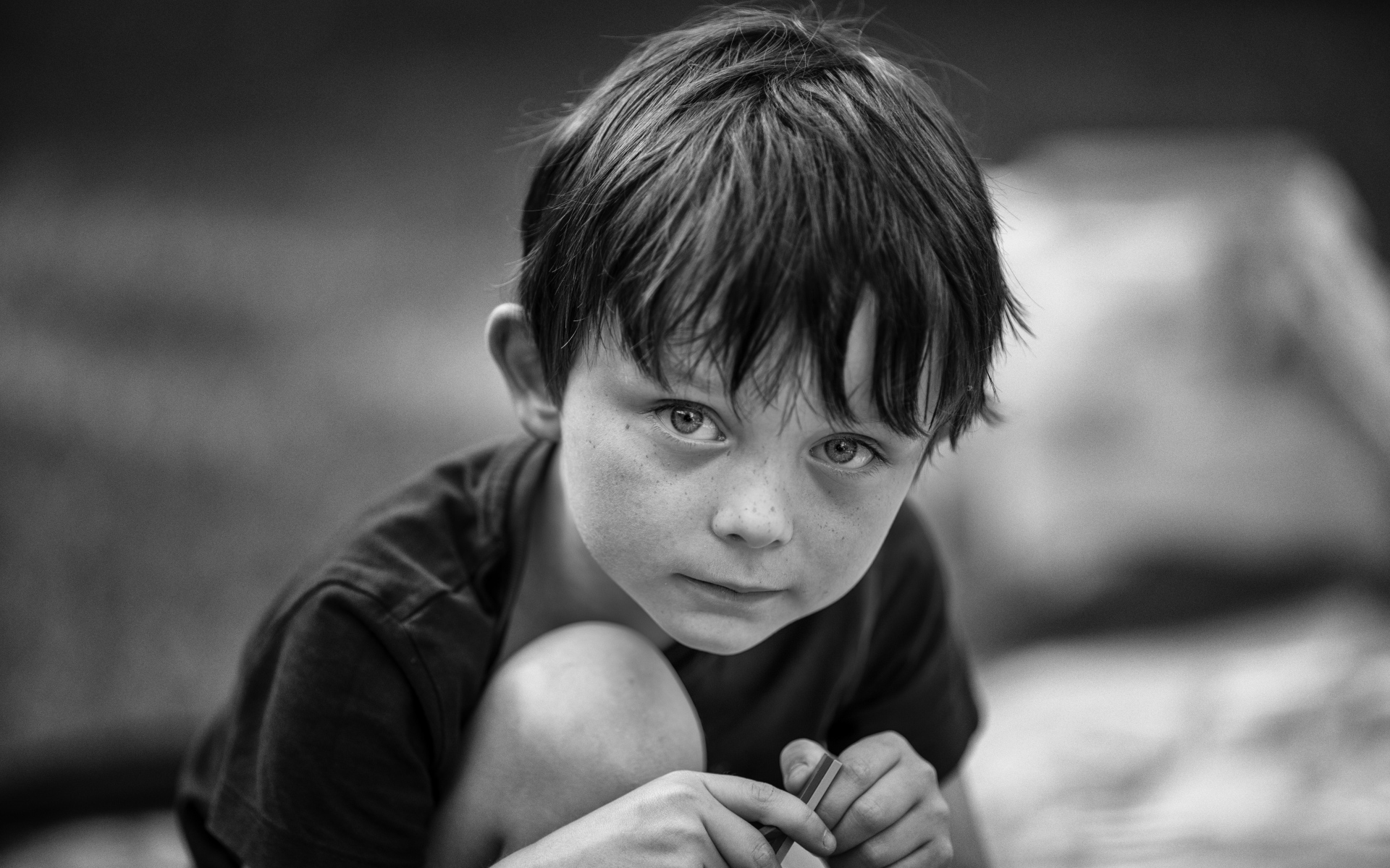 Черное-белое фото маленького мальчика