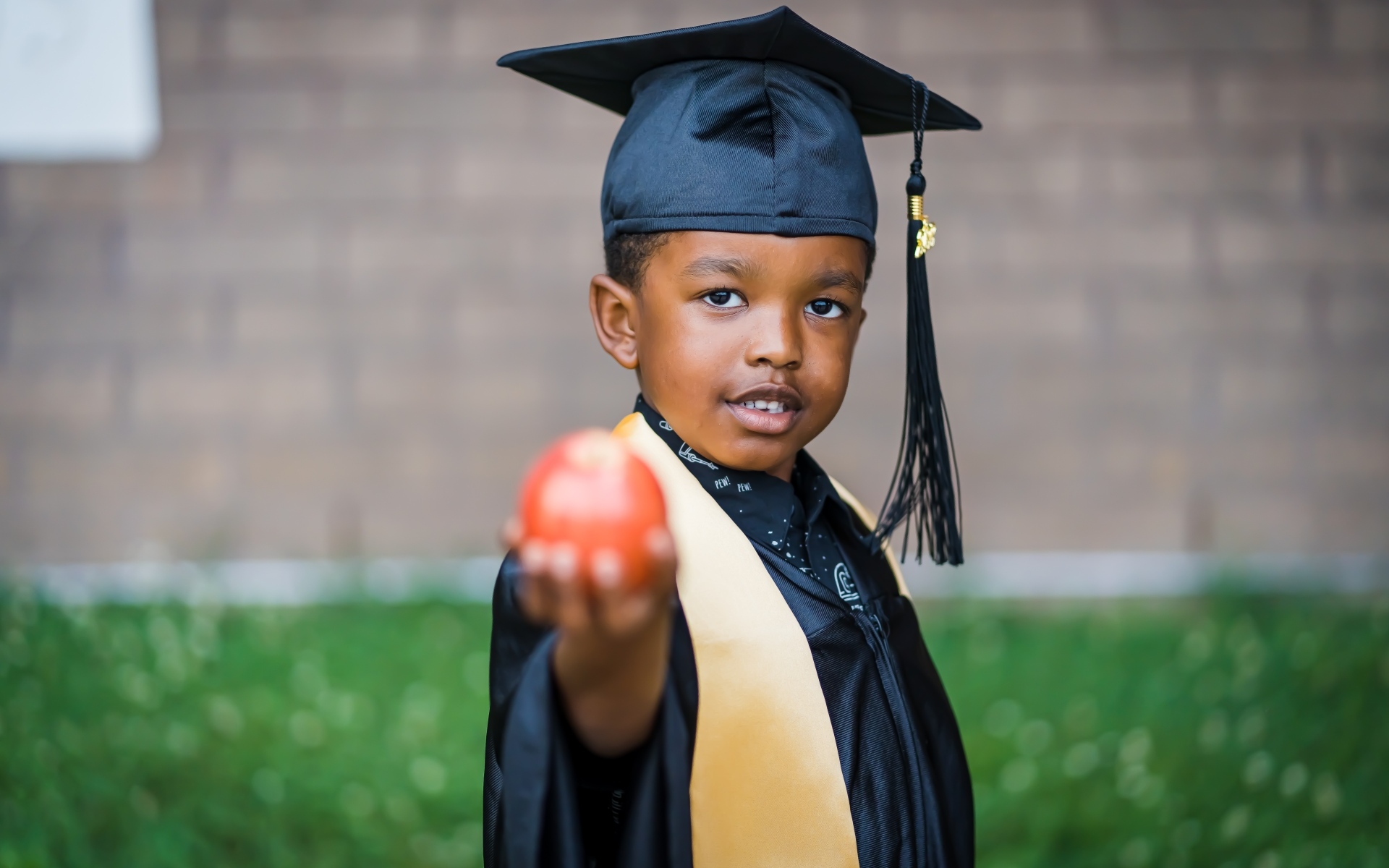 Темнокожий мальчик в костюме ученого