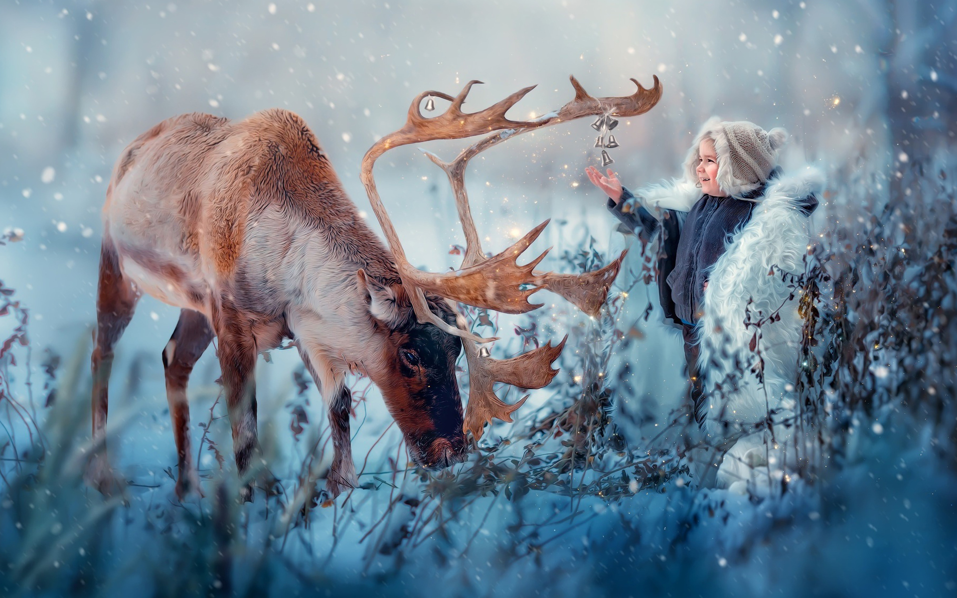 Маленький мальчик с оленем на природе зимой