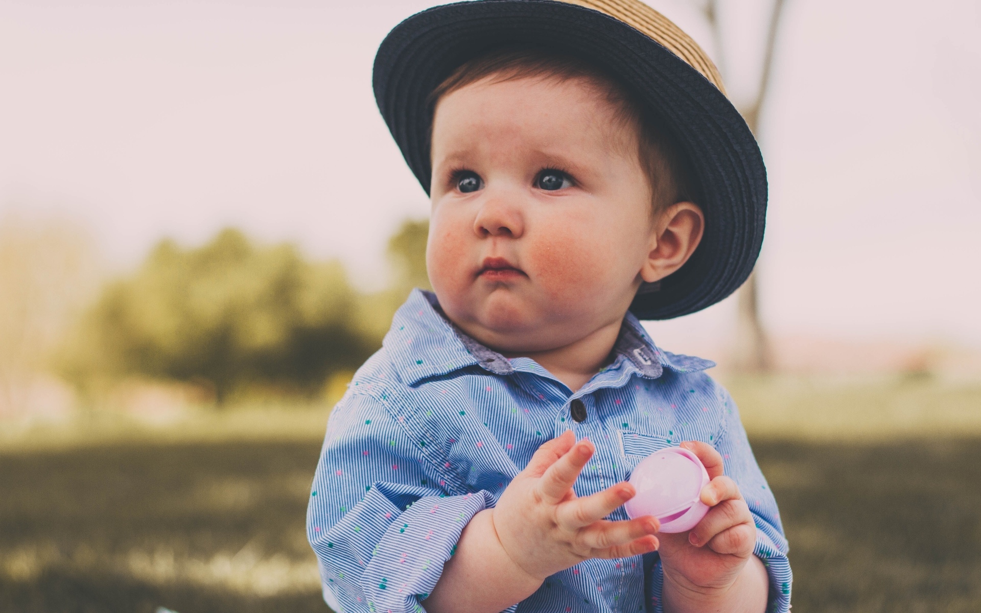 Маленький милый мальчик в шляпе 