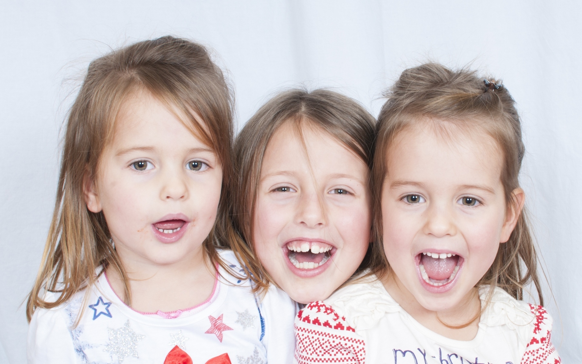 Три веселые улыбающиеся девочки