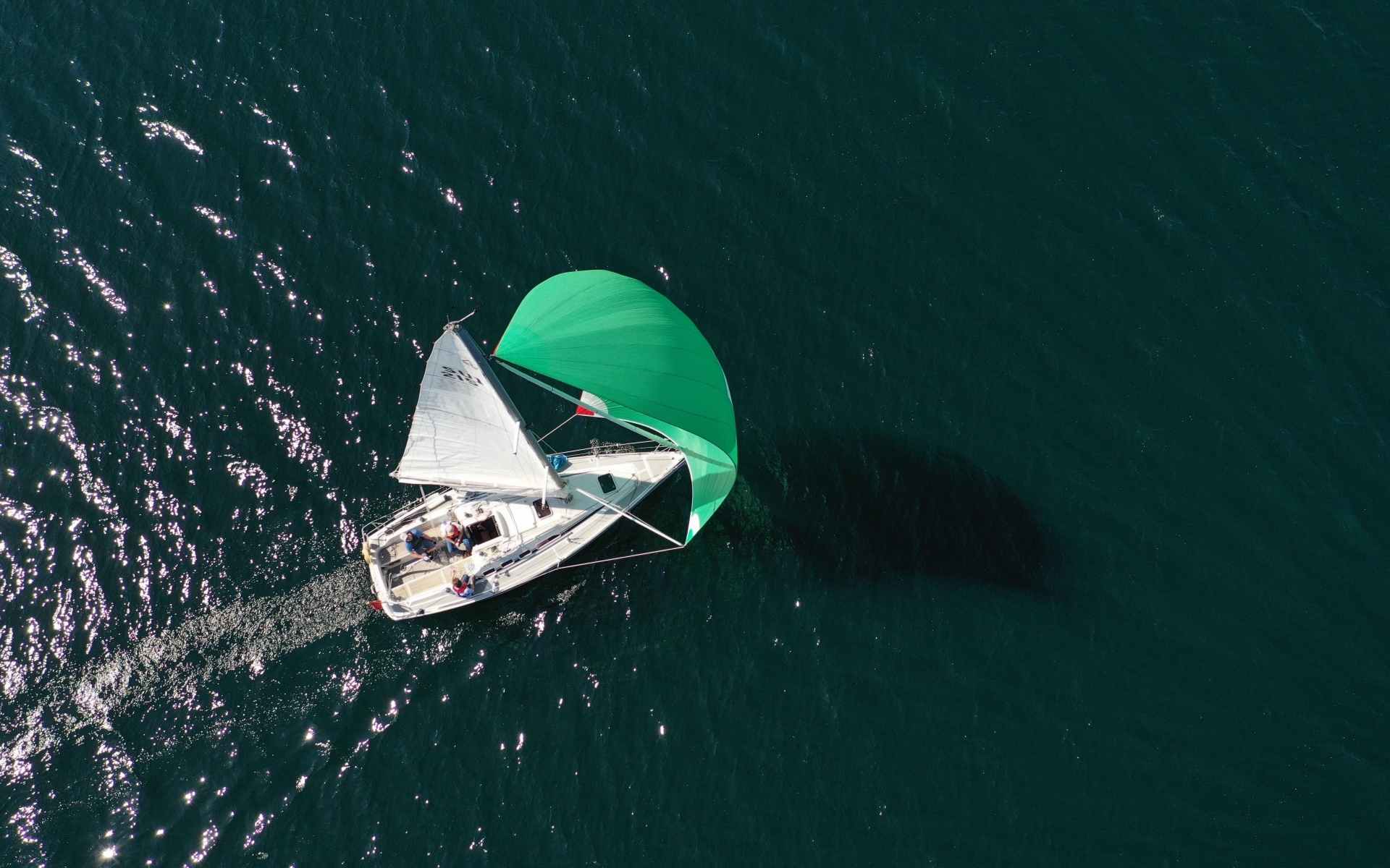 Вид сверху на парусную яхту в море