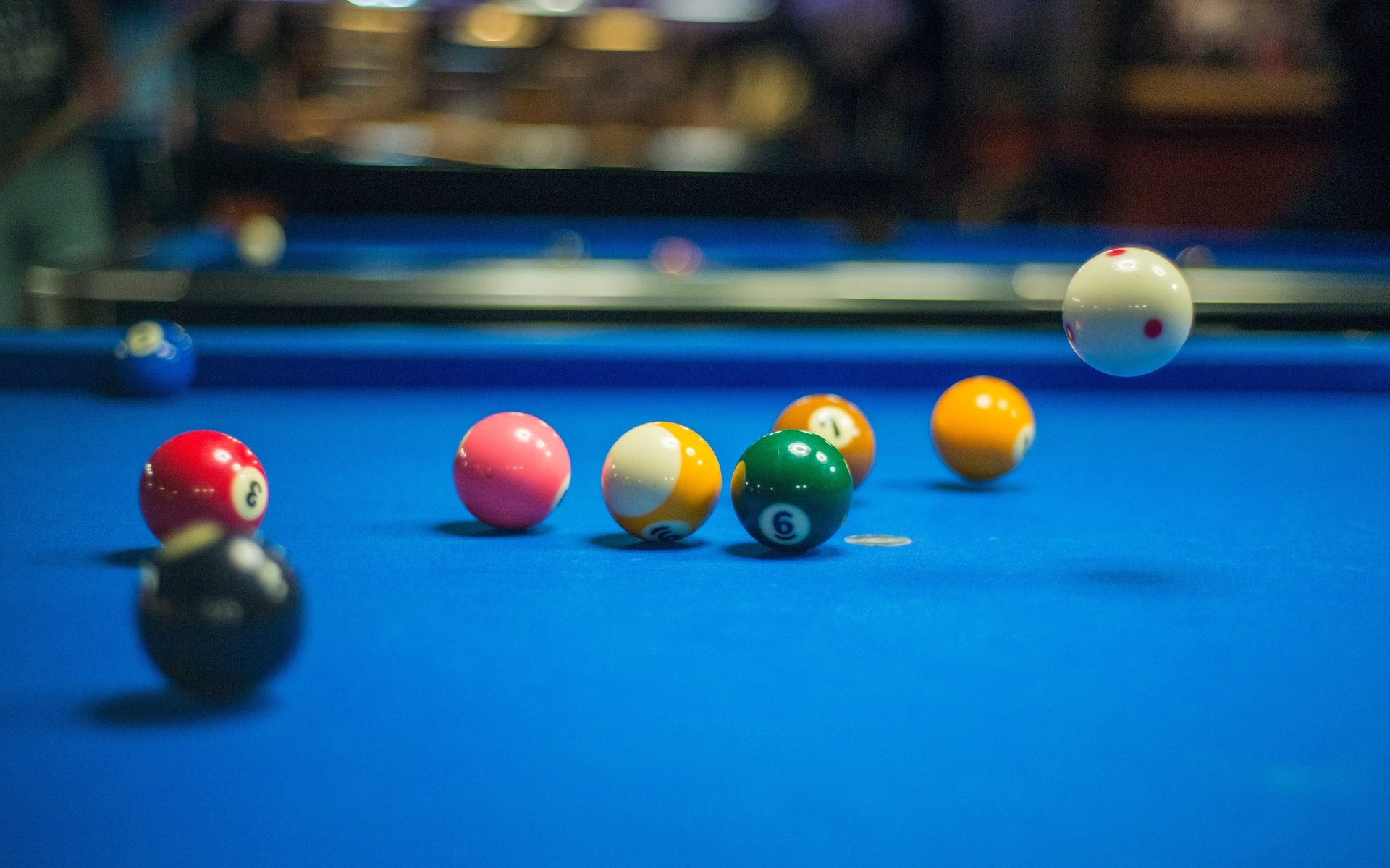 Шары для бильярда на голубом столе
