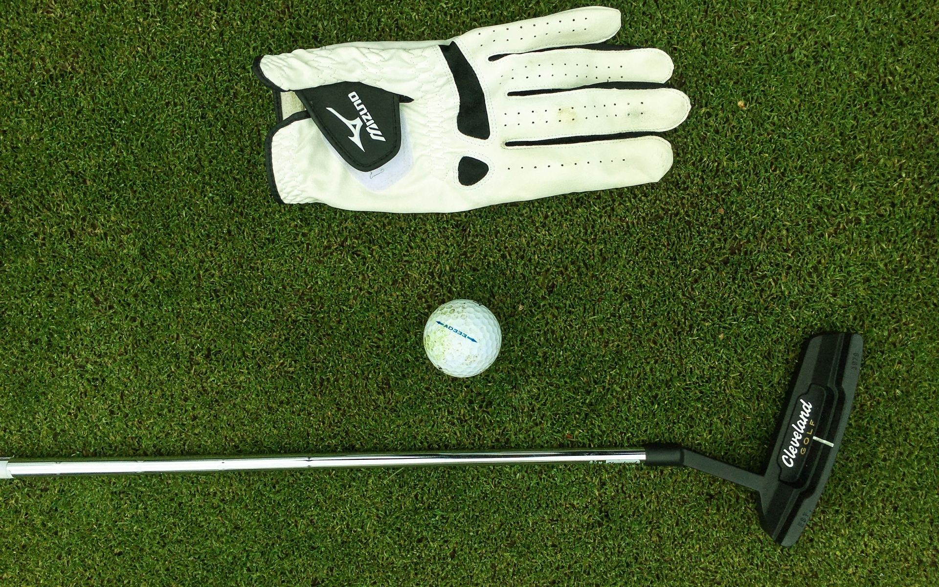 Перчатка, мяч и клюшка для гольфа