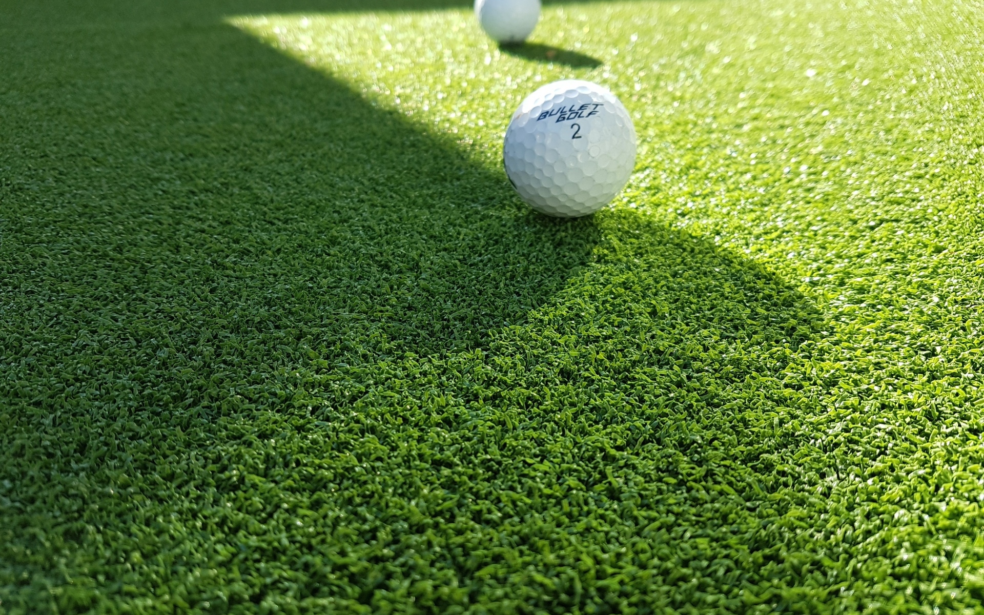 Мячи для гольфа на зеленой траве