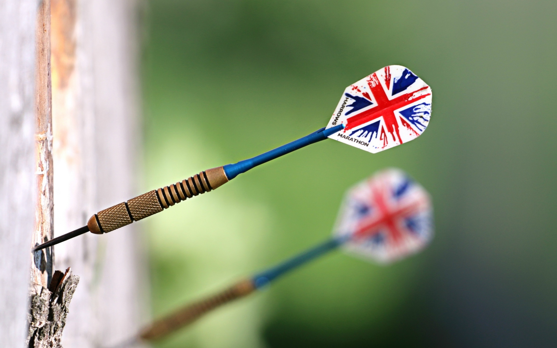 Острый дротик в мишени 