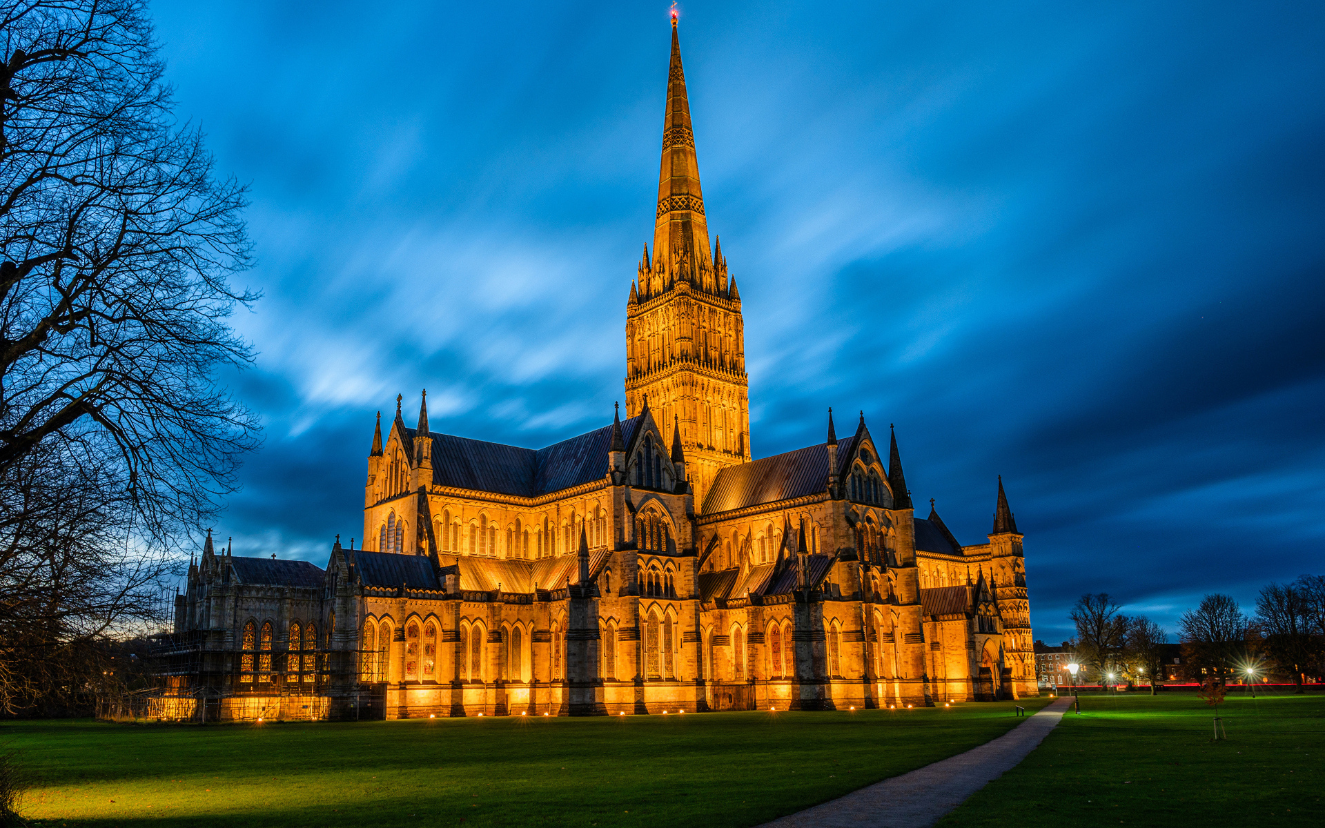 Красивый Солсберийский собор ночью, Англия
