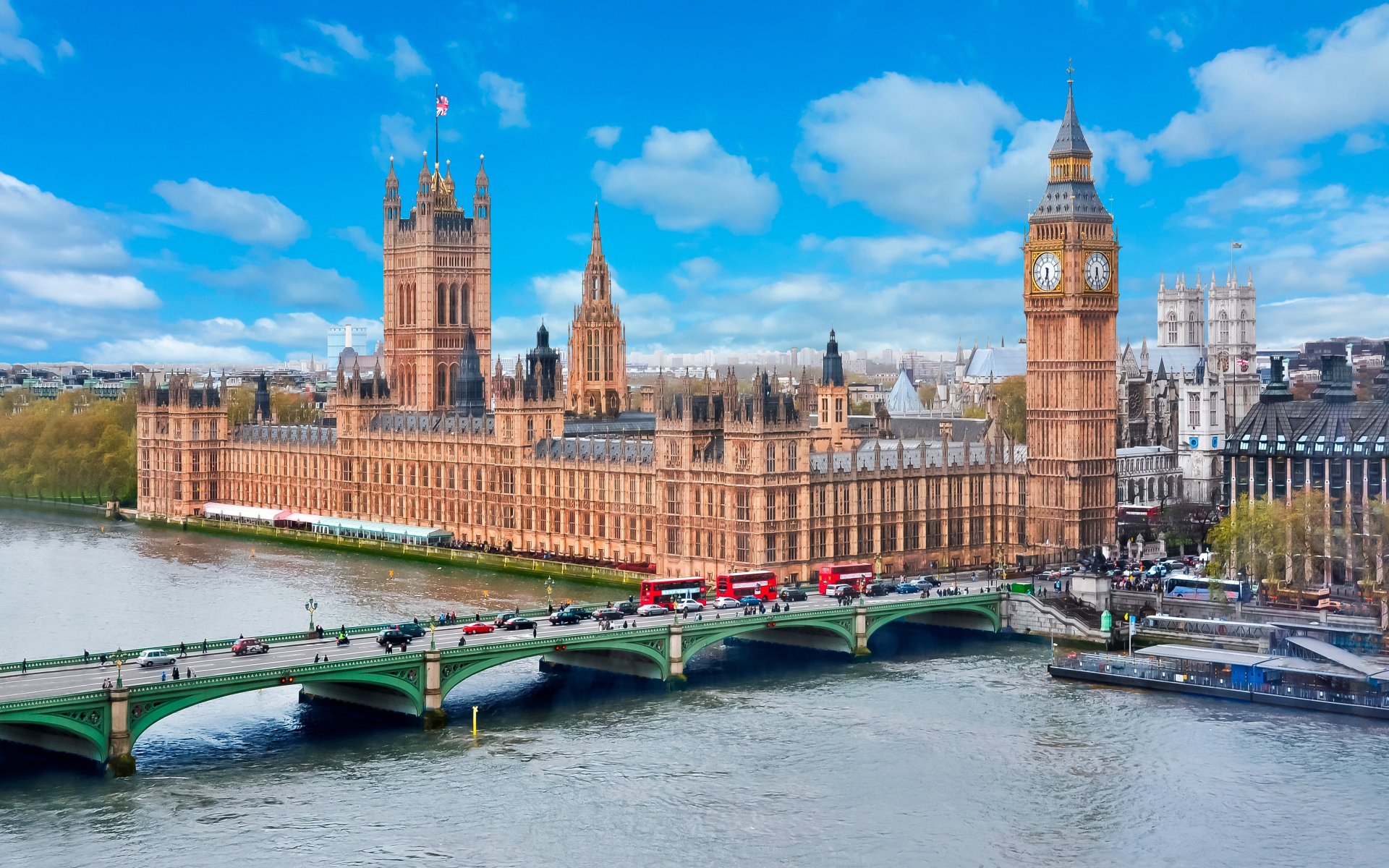 Башня Биг Бена у реки, Лондон. Англия