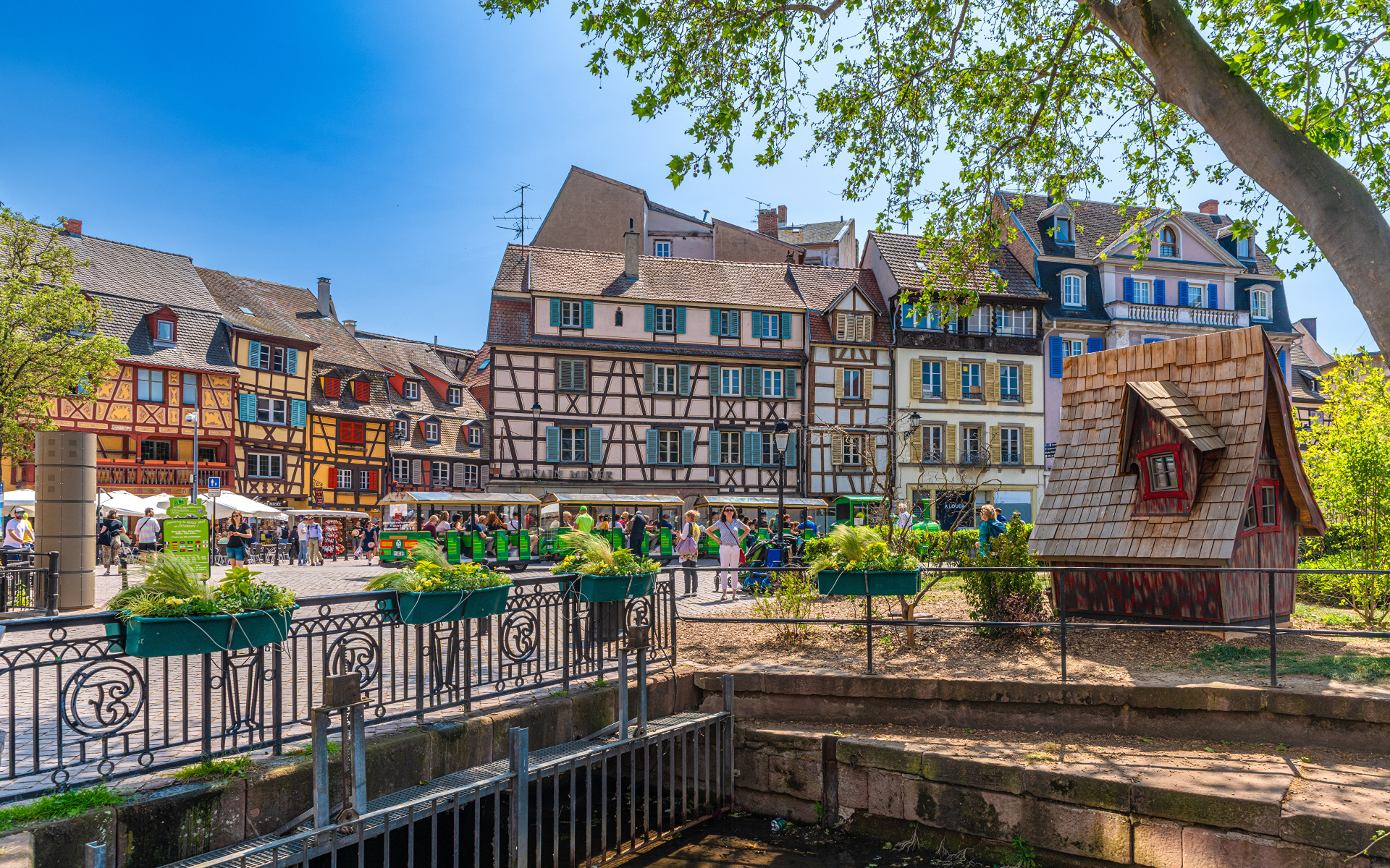 Красивые разноцветные дома на городской площади, Франция