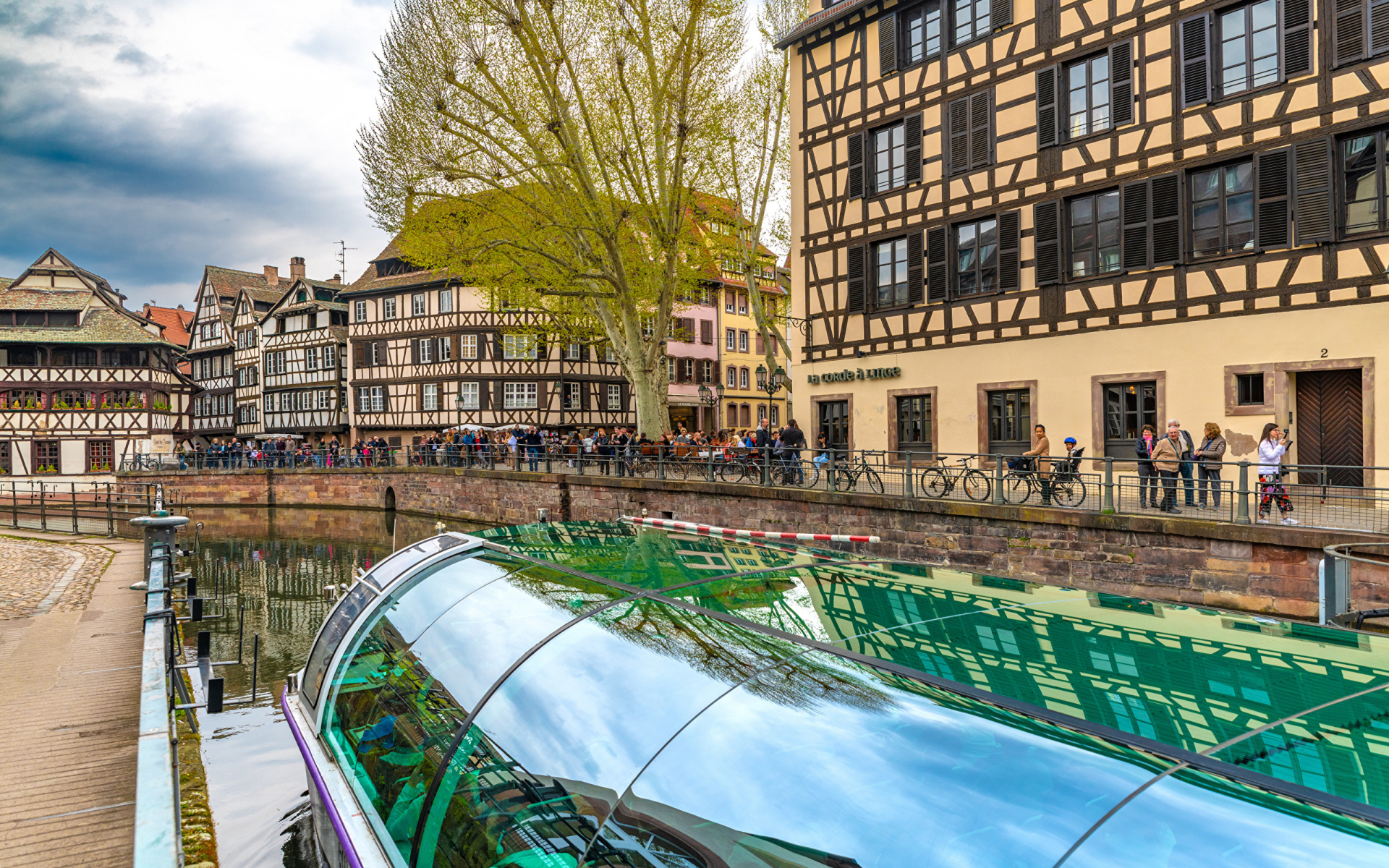 Водное судно в канале у домов, Страсбург. Франция