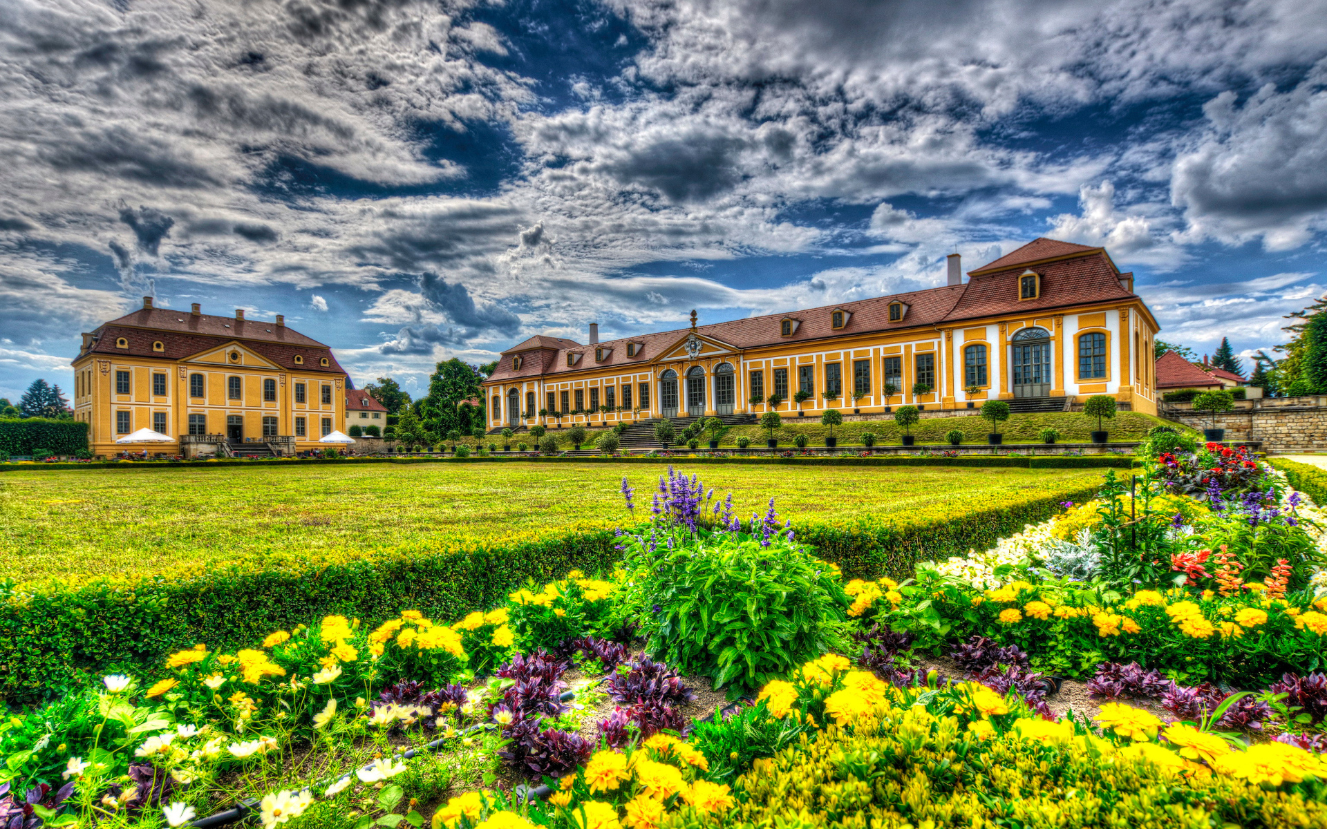 Старинный дворец в парке Барокгартен Гросзедлиц, Германия