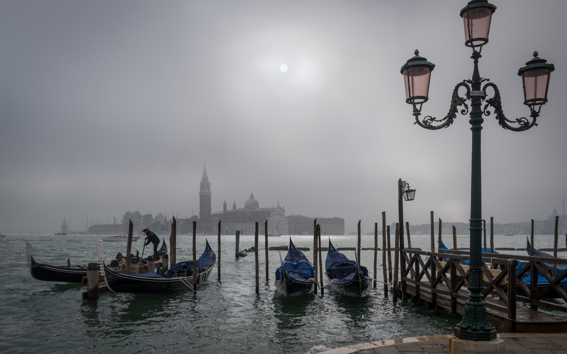 Лодки у причала в городе Венеция, Италия