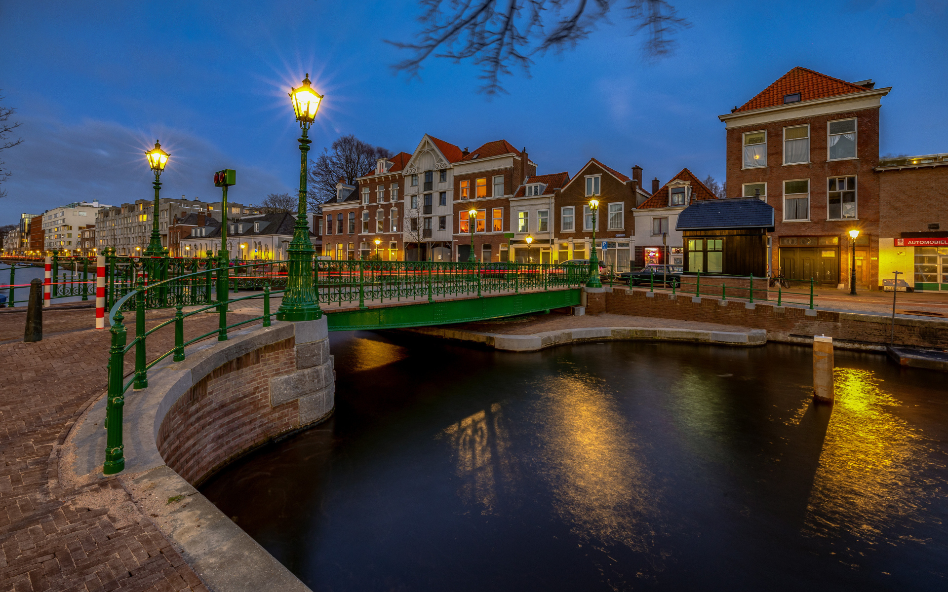 Дома вечером у реки, Нидерланды