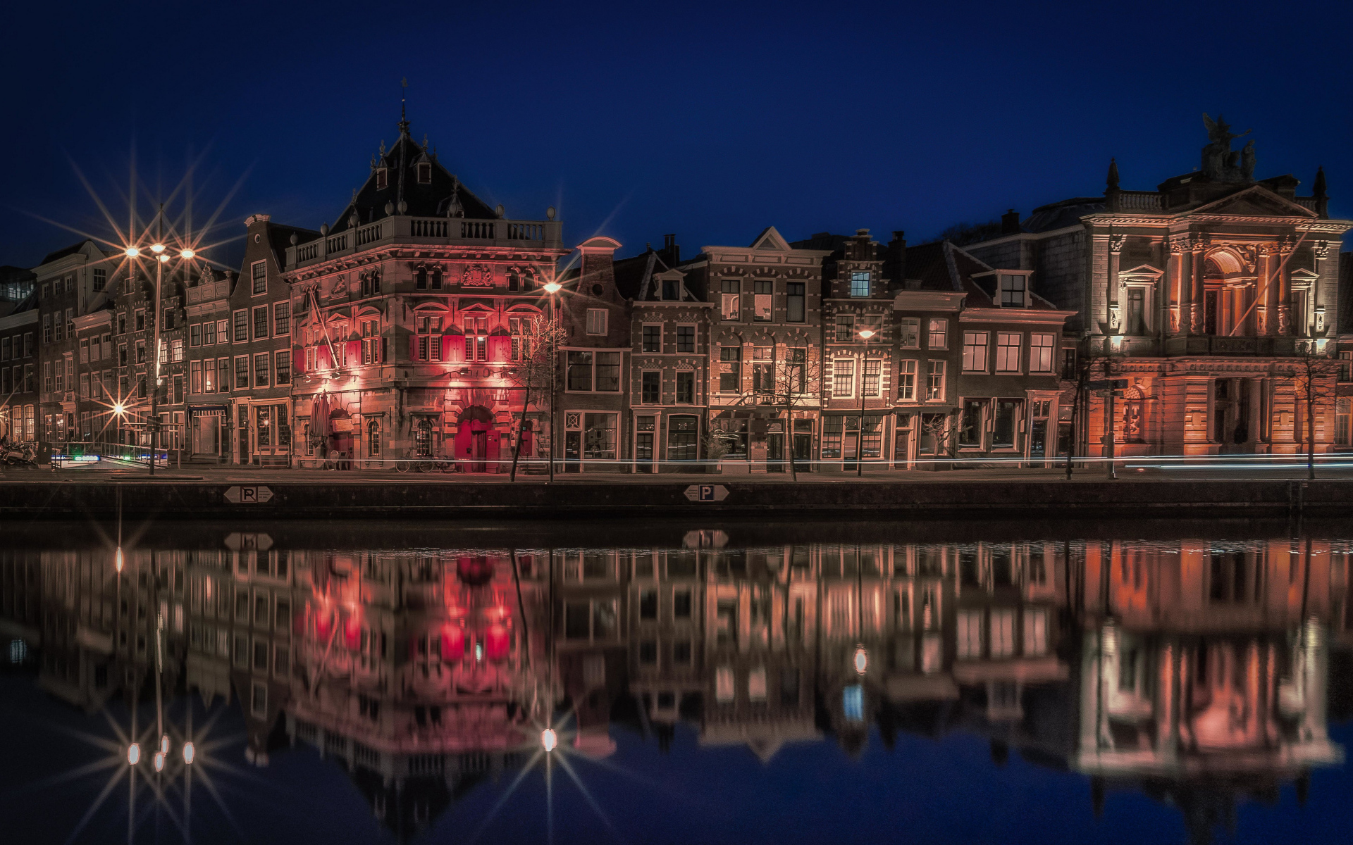 Старые дома отражаются в воде ночью, Нидерланды