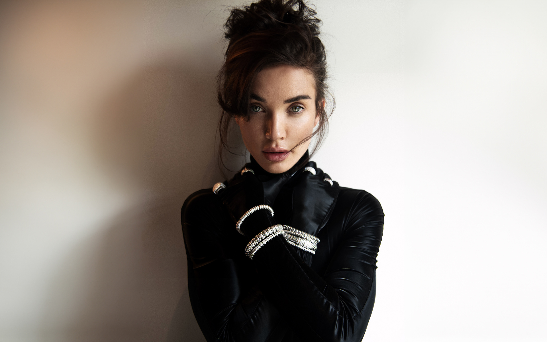 Актриса Эми Джексон стоит у стены