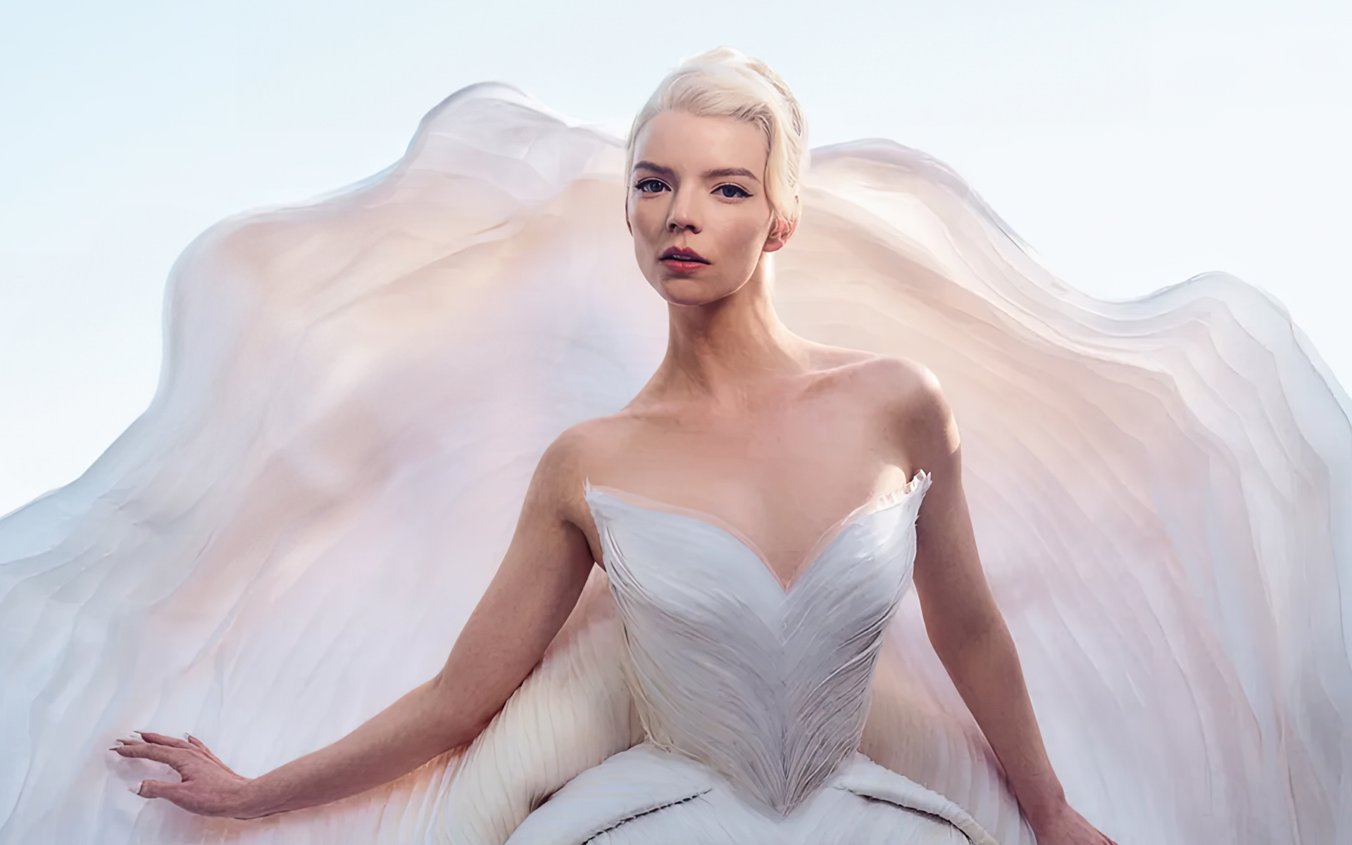 Актриса Аня Тейлор-Джой в красивом белом платье