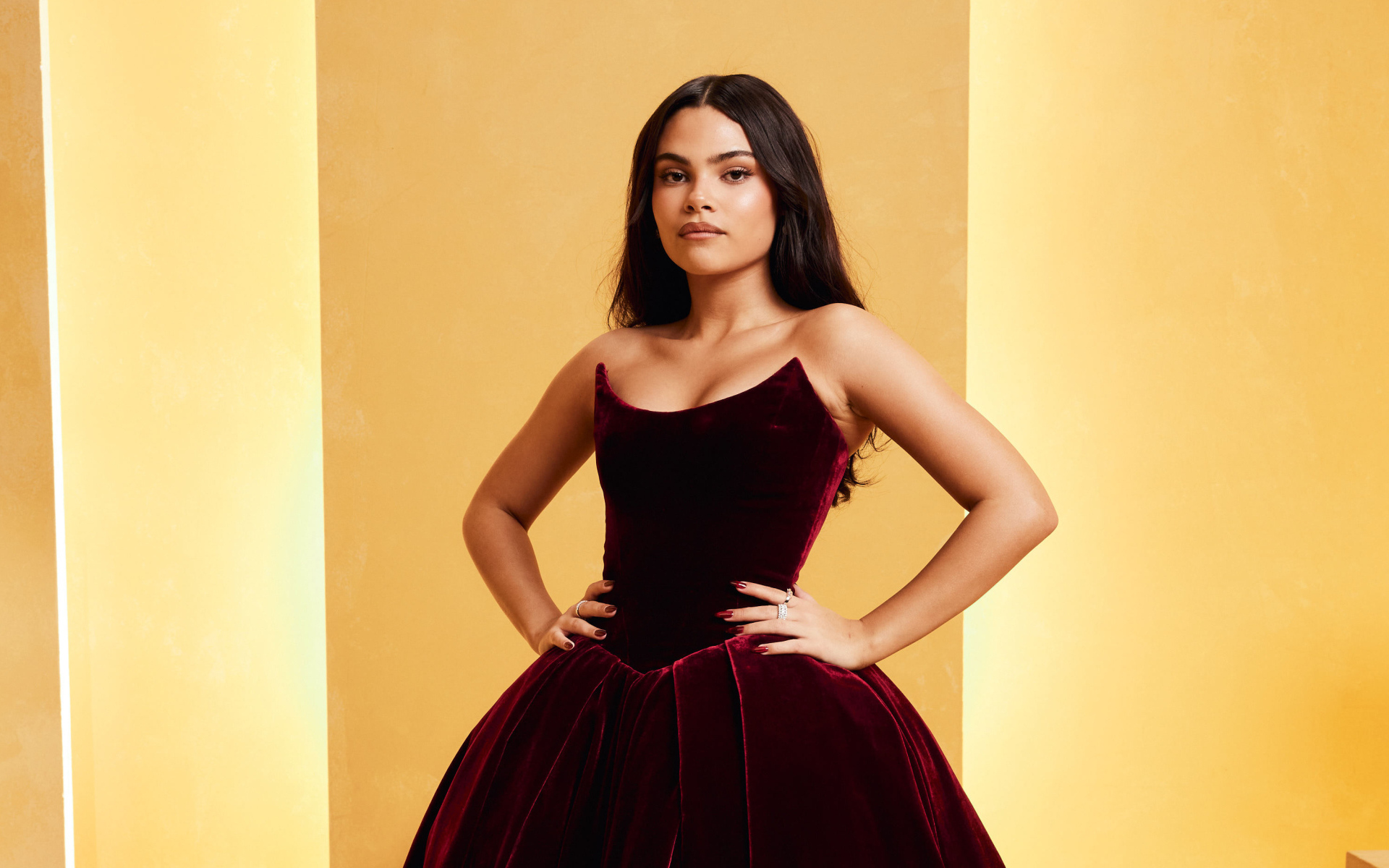 Актриса Ариана Гринблатт в платье на желтом фоне