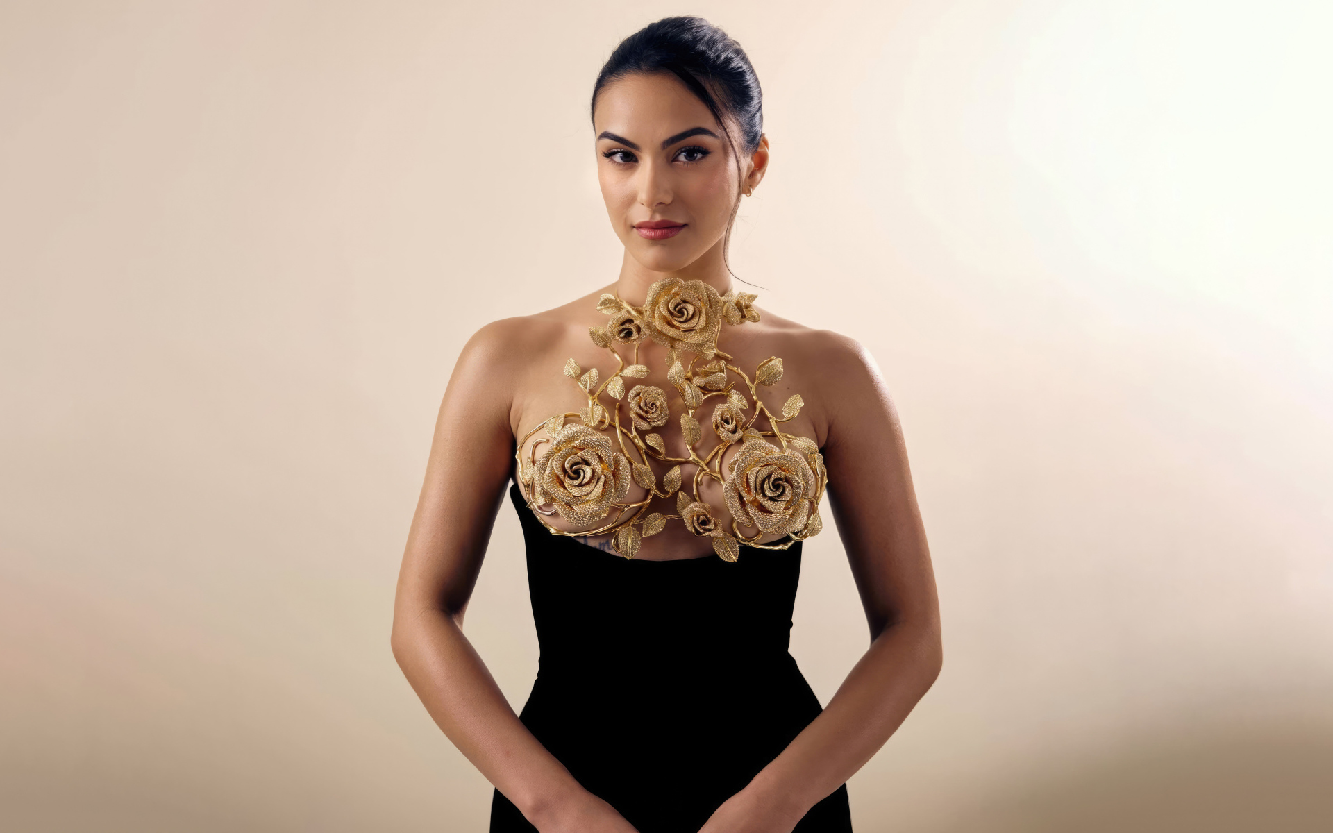 Актриса Камила Мендес в красивом платье с узором