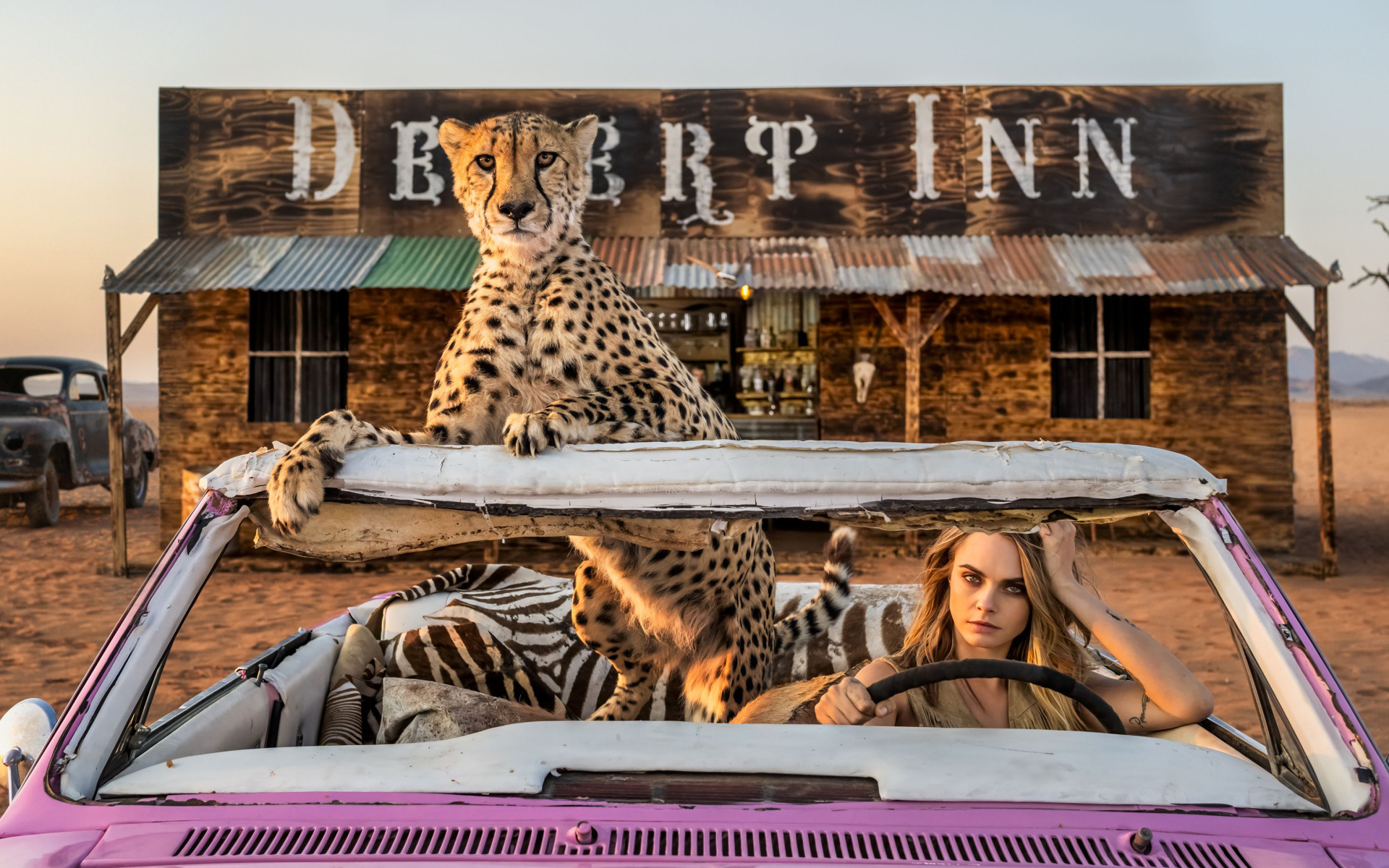 Актриса Кара Делевинь в розовом автомобиле с гепардом