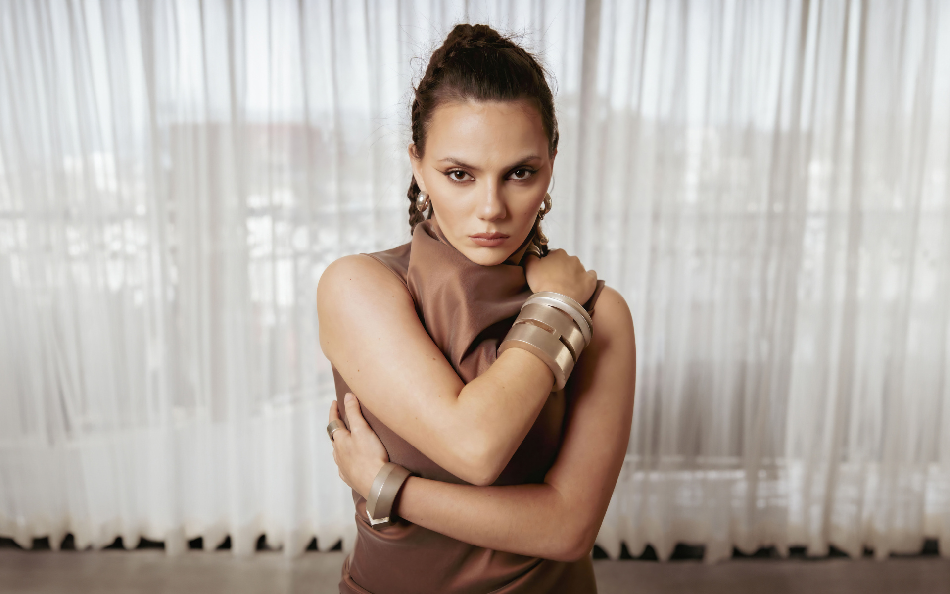 Актриса Дафни Кин с браслетами на руках у окна