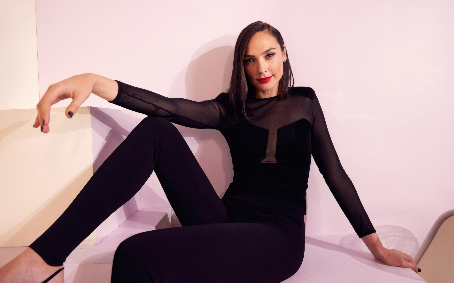 Актриса Галь Гадот позирует для фото