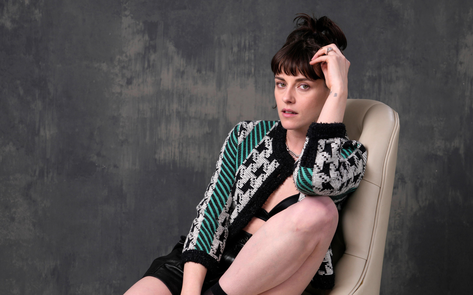 Актриса Кристен Стюарт позирует для фото