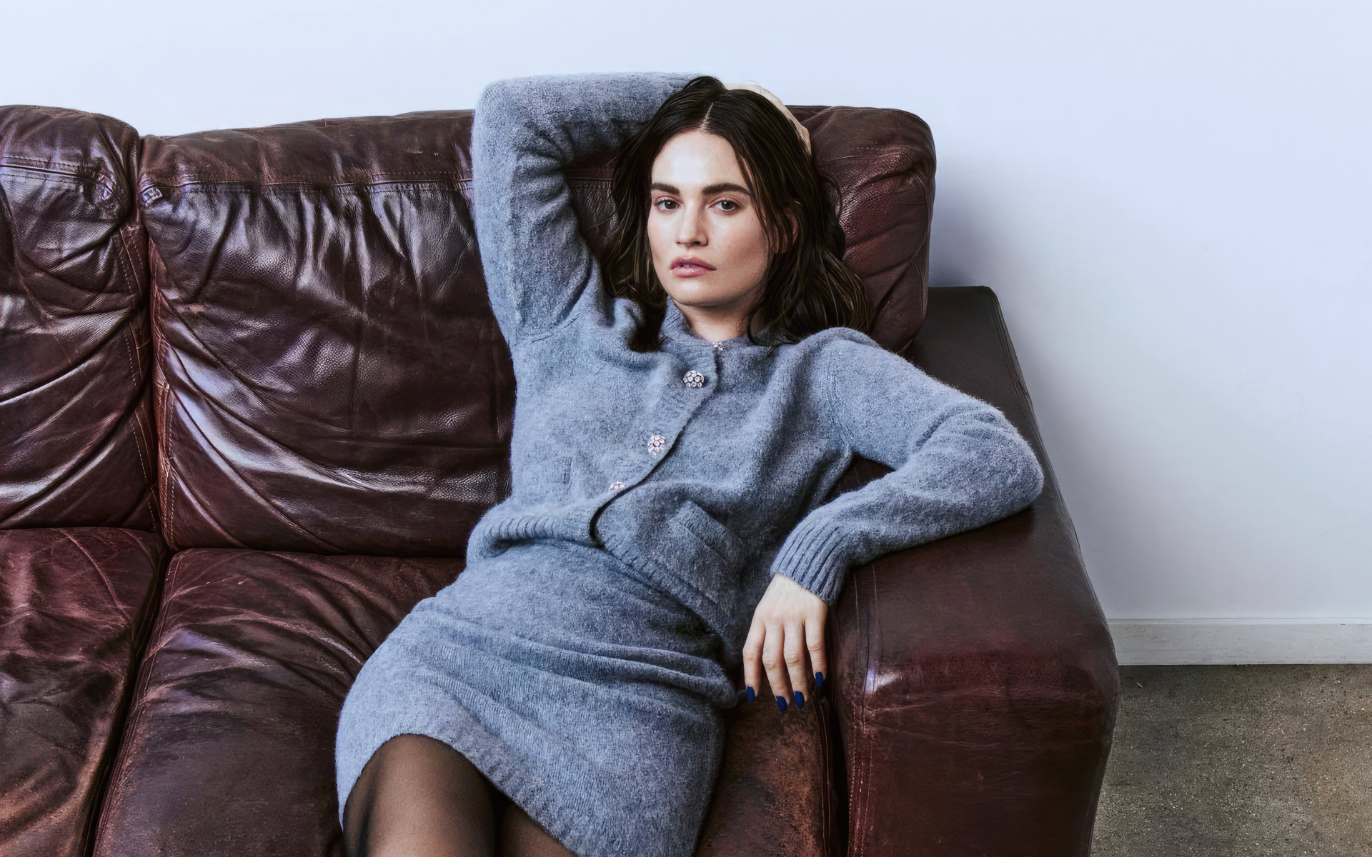 Актриса Лили Джеймс лежит на диване