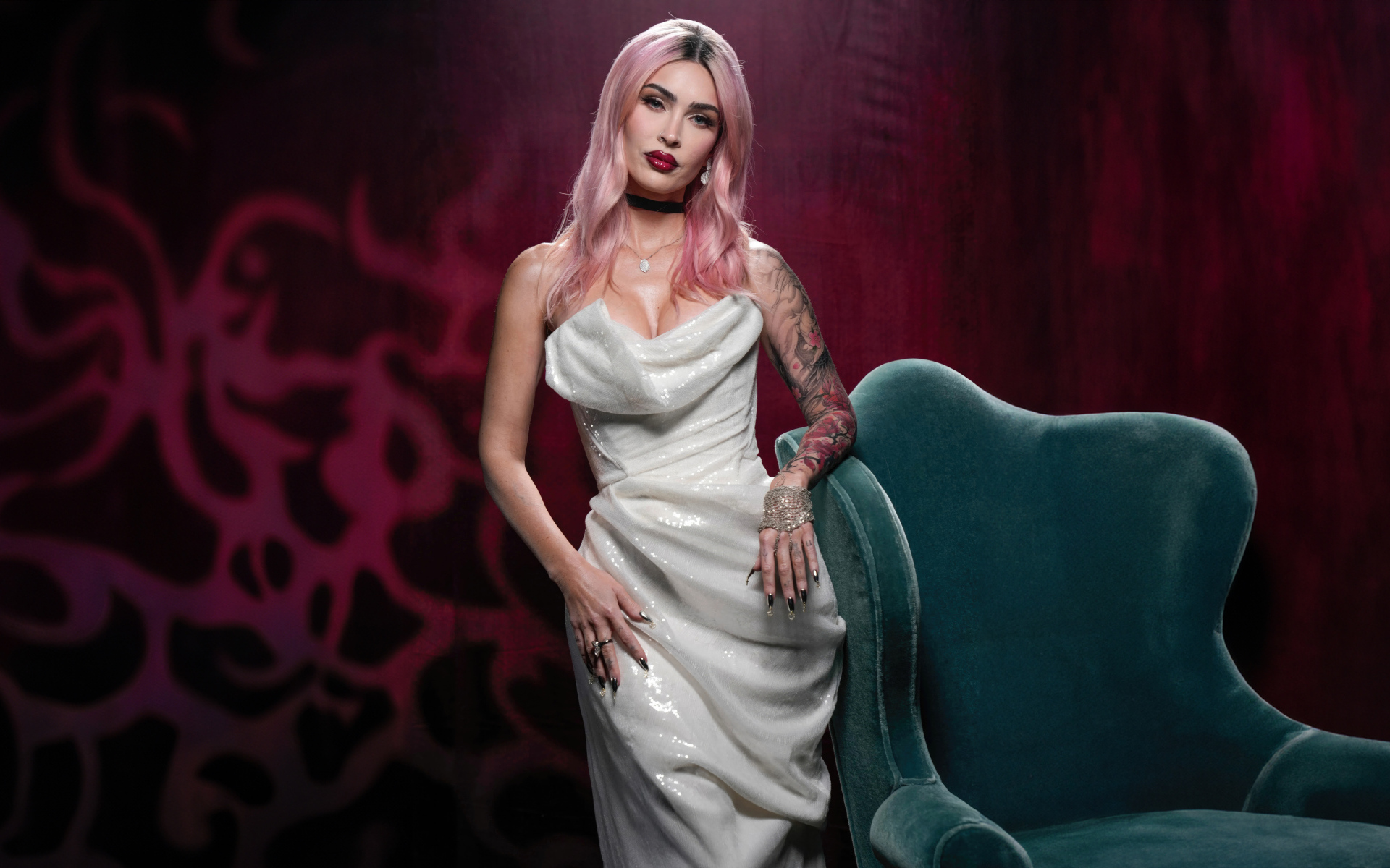 Актриса Меган Фокс в белом платье у кресла