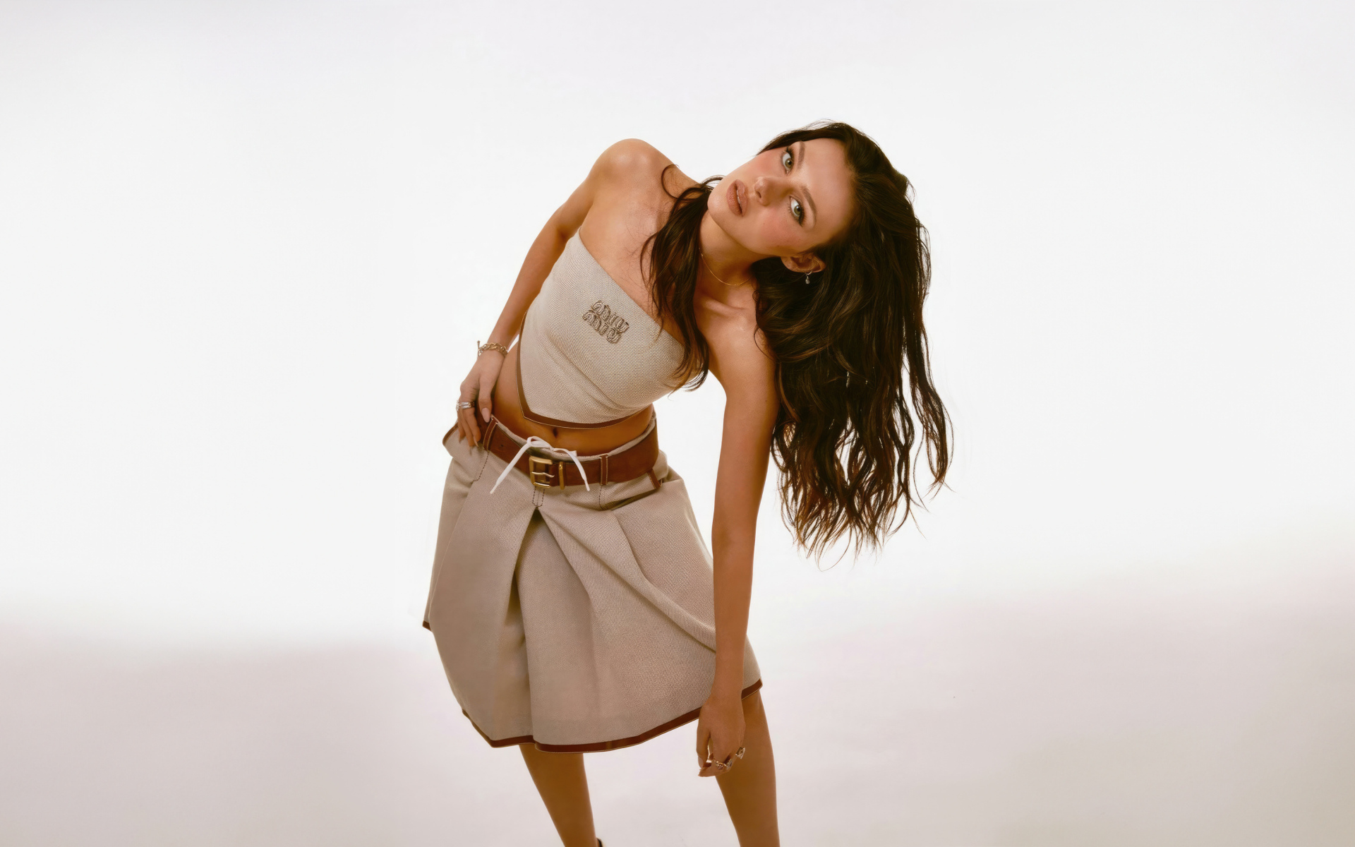 Актриса Никола Пельтц в юбке на сером фоне