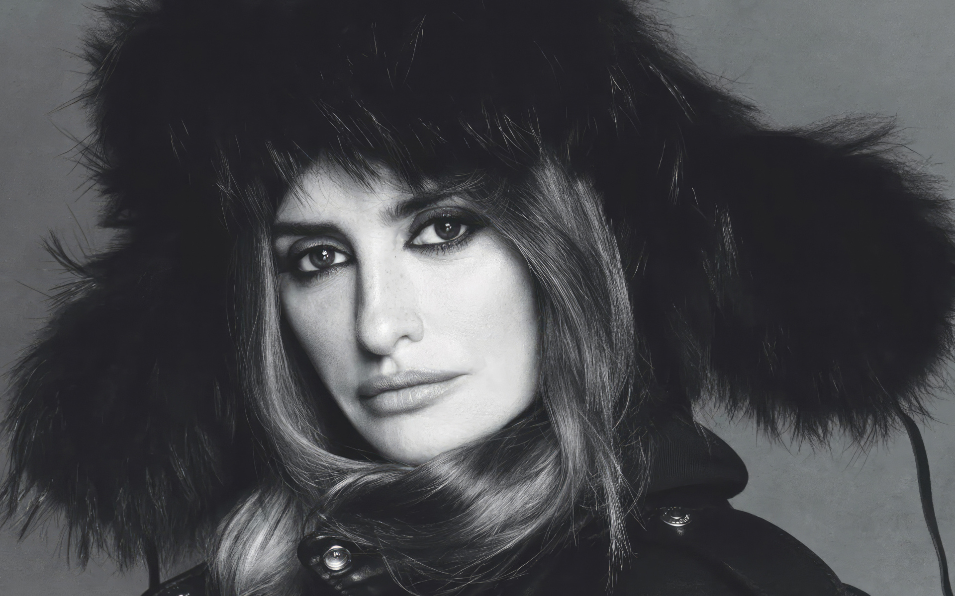 Актриса Пенелопа Крус в меховой шапке