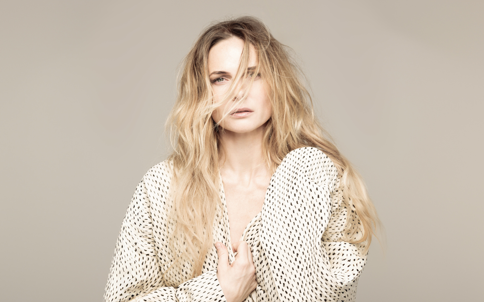 Волосы на лице у актрисы Ребекки Фергюсон